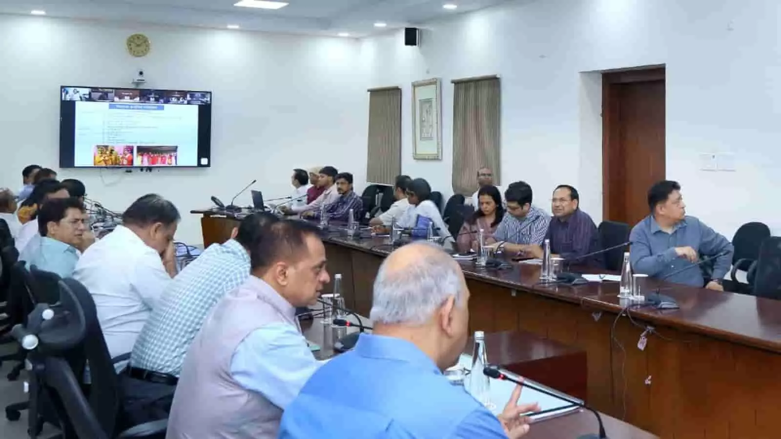 सलूंबर कलेक्ट्रेट सभागार में वंदे गंगा जल संरक्षण जन अभियान की तैयारियों को लेकर बैठक करते प्रशासनिक अधिकारी।