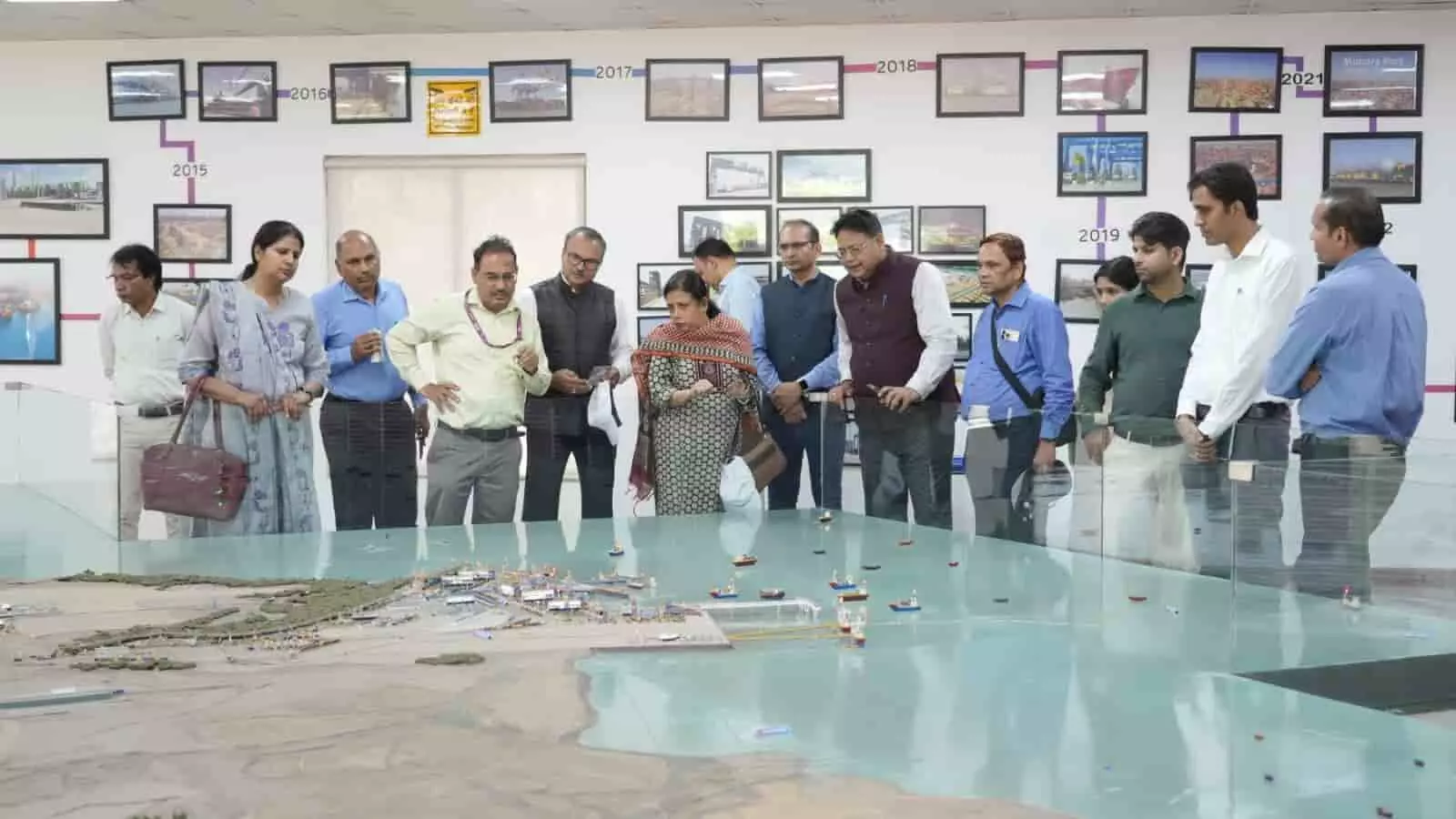 मुंद्रा पोर्ट के मॉडल रूम में रेलवे अधिकारी और प्रतिनिधि बुनियादी ढांचा परियोजनाओं की समीक्षा करते हुए। मुंद्रा पोर्ट के मॉडल रूम में रेलवे अधिकारी और प्रतिनिधि बुनियादी ढांचा परियोजनाओं की समीक्षा करते हुए।