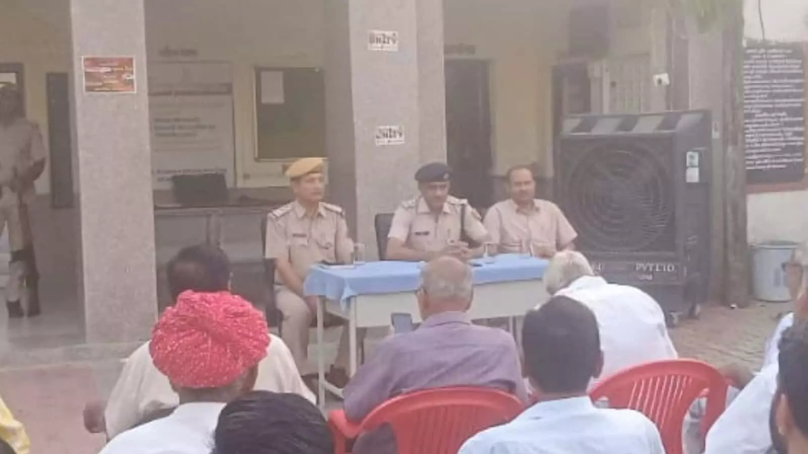 रायपुर थाना परिसर में ईद पर्व को लेकर सीएलजी बैठक में चर्चा करते पुलिस अधिकारी और स्थानीय नागरिक। रायपुर थाना परिसर में ईद पर्व को लेकर सीएलजी बैठक में चर्चा करते पुलिस अधिकारी और स्थानीय नागरिक।