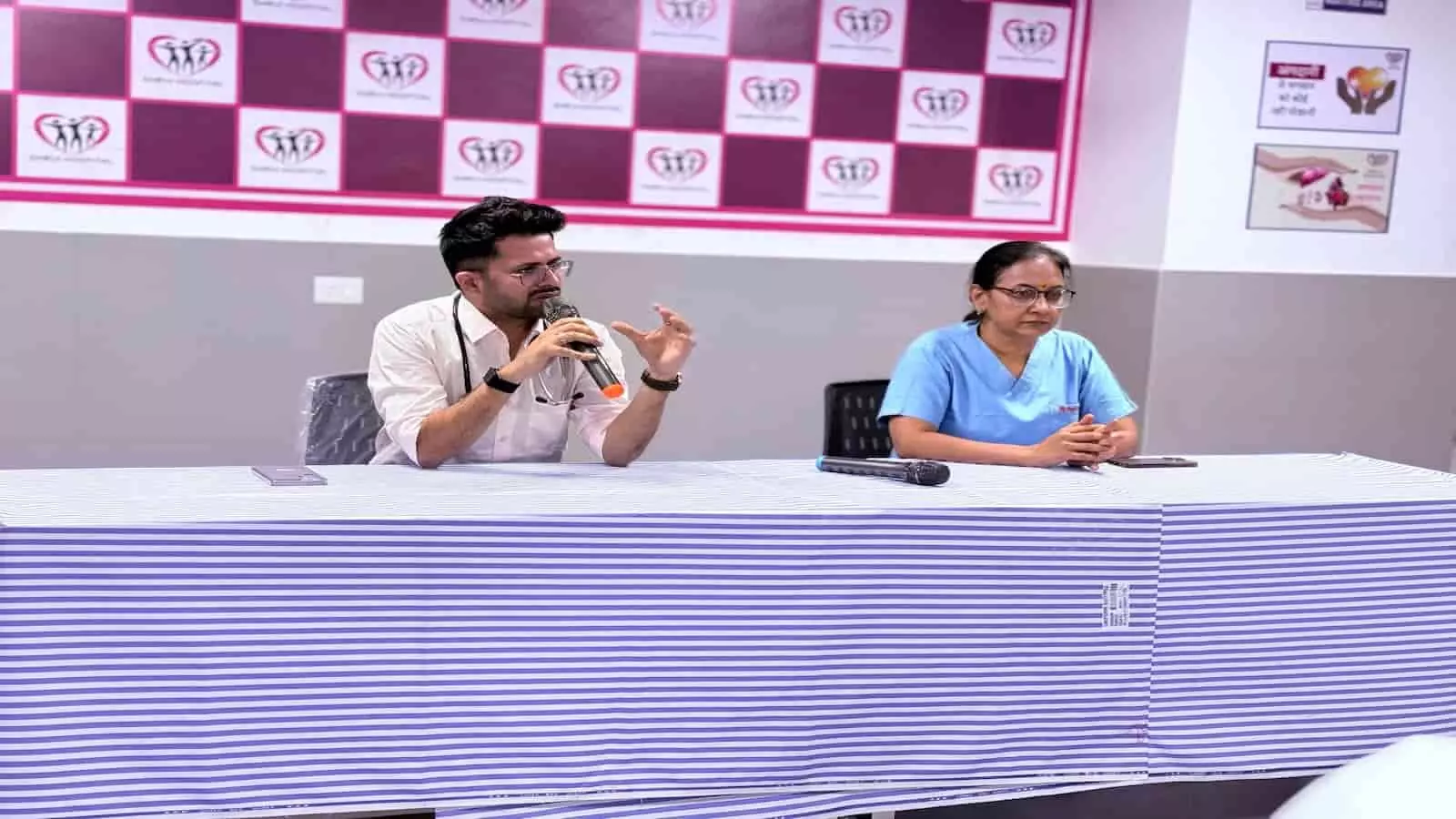 अस्पताल के केबिन में डॉक्टर महिला मरीज की थायरॉइड जांच के लिए परामर्श दे रहे हैं अस्पताल के केबिन में डॉक्टर महिला मरीज की थायरॉइड जांच के लिए परामर्श दे रहे हैं