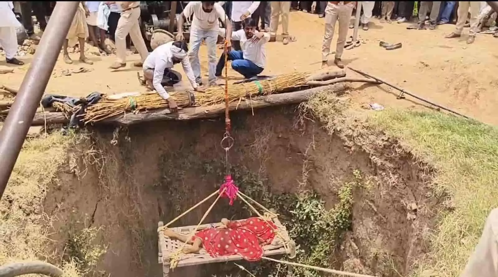 करौली के सपोटरा में कुआँ हादसे के बाद रस्सी और चारपाई के सहारे मलबे से शव बाहर निकालते राहत कर्मी। करौली के सपोटरा में कुआँ हादसे के बाद रस्सी और चारपाई के सहारे मलबे से शव बाहर निकालते राहत कर्मी।