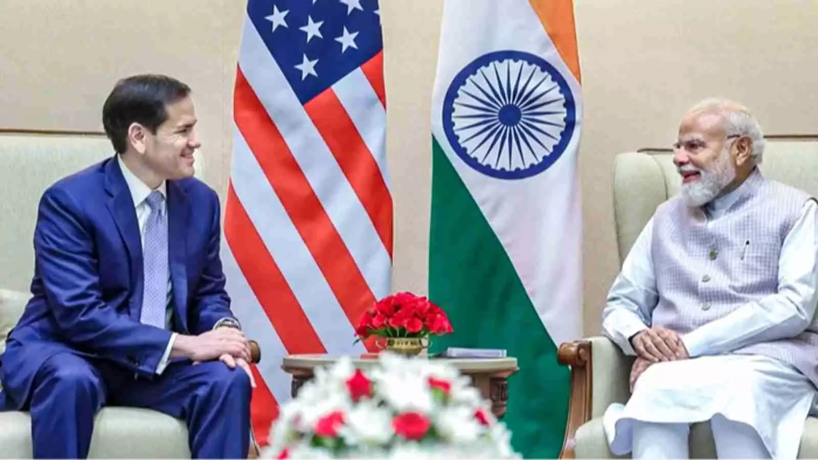 भारत और अमेरिका के झंडों के सामने सोफे पर बैठकर बातचीत करते मार्को रूबियो और प्रधानमंत्री नरेंद्र मोदी। भारत और अमेरिका के झंडों के सामने सोफे पर बैठकर बातचीत करते मार्को रूबियो और प्रधानमंत्री नरेंद्र मोदी।