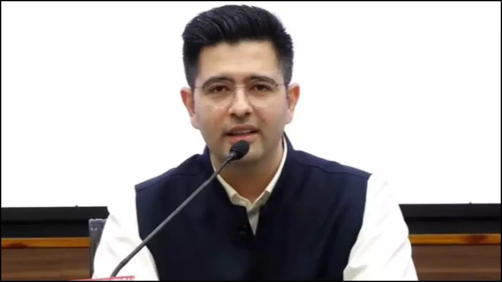 प्रेस कॉन्फ्रेंस में माइक के सामने बोलते हुए राज्यसभा सांसद राघव चड्ढा की फाइल तस्वीर। प्रेस कॉन्फ्रेंस में माइक के सामने बोलते हुए राज्यसभा सांसद राघव चड्ढा की फाइल तस्वीर।