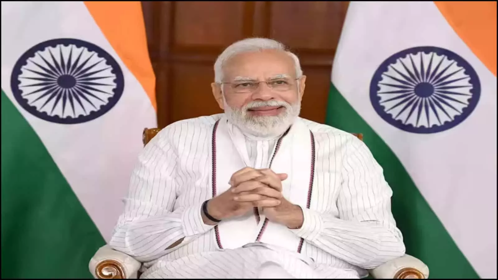 कुर्सी पर बैठे हुए प्रधानमंत्री नरेंद्र मोदी नई दिल्ली में पृष्ठभूमि में भारतीय राष्ट्रीय ध्वज के साथ दिख रहे हैं। कुर्सी पर बैठे हुए प्रधानमंत्री नरेंद्र मोदी नई दिल्ली में पृष्ठभूमि में भारतीय राष्ट्रीय ध्वज के साथ दिख रहे हैं।