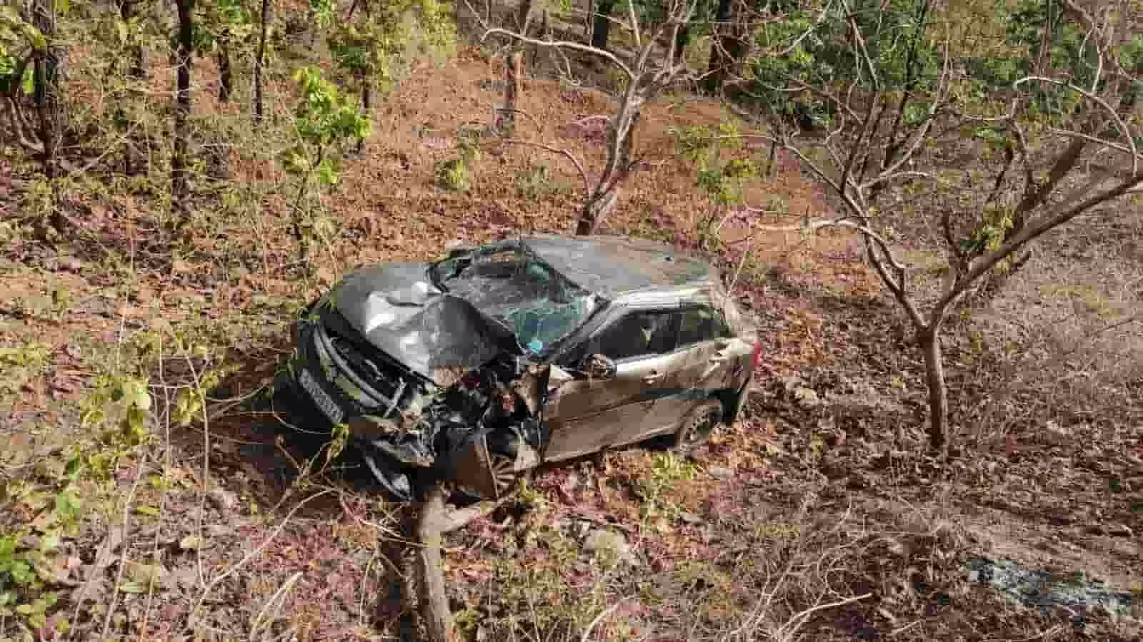 देवला गांव के पास धरियावद सलूंबर मार्ग पर खाई में क्षतिग्रस्त हालत में पड़ी हुई कार। देवला गांव के पास धरियावद सलूंबर मार्ग पर खाई में क्षतिग्रस्त हालत में पड़ी हुई कार।
