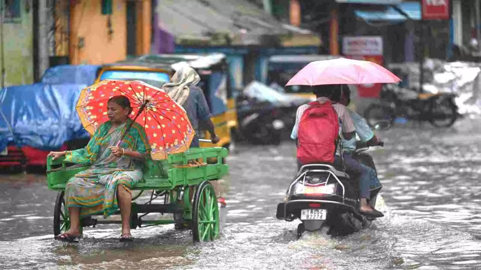 हैदराबाद में भारी बारिश के बाद जलभराव वाली सड़क पर छाता लेकर जाते लोग और वाहन सवार। हैदराबाद में भारी बारिश के बाद जलभराव वाली सड़क पर छाता लेकर जाते लोग और वाहन सवार।