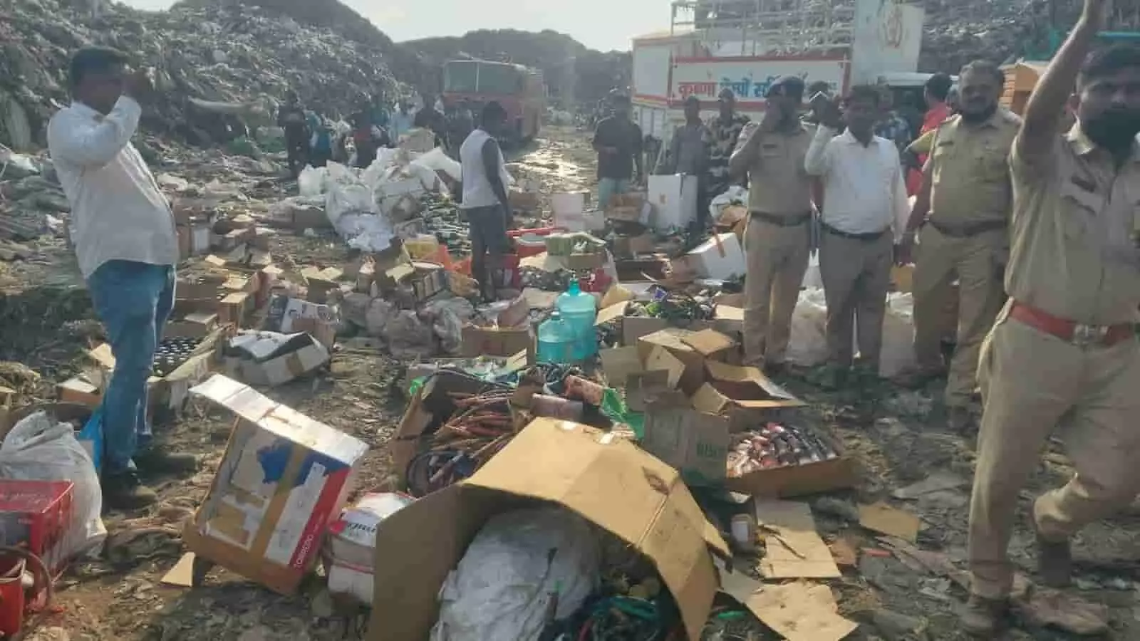 उत्तन डंपिंग ग्राउंड में मीरा भाईंदर पुलिस अधिकारी और कर्मचारी जब्त की गई अवैध शराब और प्रतिबंधित गुटका सामग्री को नष्ट करने की कार्रवाई करते हुए। उत्तन डंपिंग ग्राउंड में मीरा भाईंदर पुलिस अधिकारी और कर्मचारी जब्त की गई अवैध शराब और प्रतिबंधित गुटका सामग्री को नष्ट करने की कार्रवाई करते हुए।