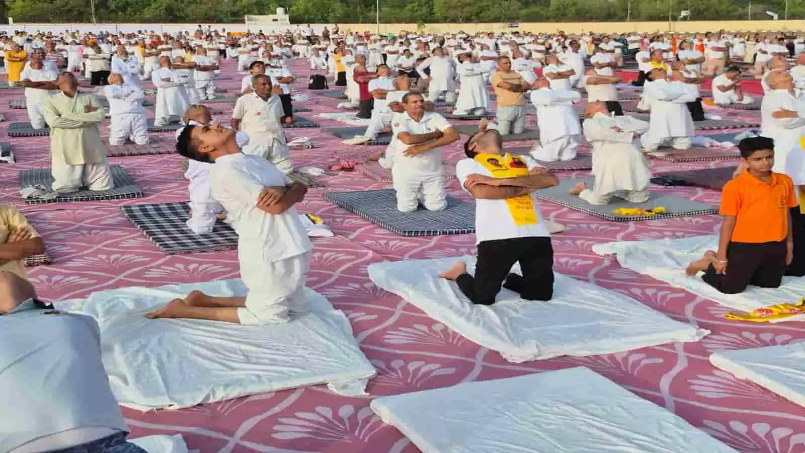 कोटा के योग शिविर में दरी पर बैठकर प्राणायाम और योगाभ्यास करते हुए नागरिक और पुलिसकर्मी। कोटा के योग शिविर में दरी पर बैठकर प्राणायाम और योगाभ्यास करते हुए नागरिक और पुलिसकर्मी।