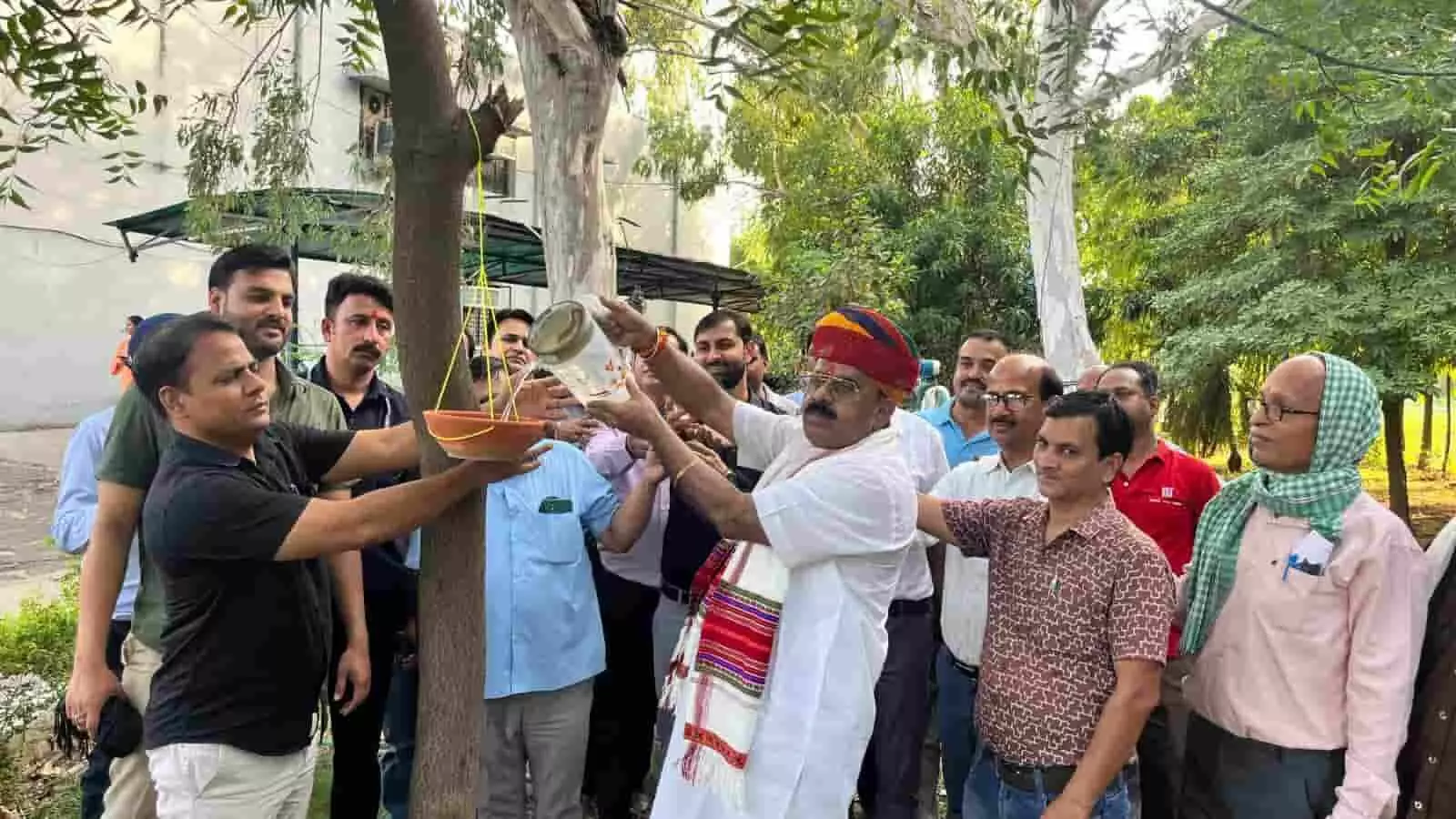 कोटा सरस डेयरी परिसर में पेड़ पर पक्षियों के लिए परिंडा बांधकर पानी भरते अध्यक्ष चैनसिंह राठौड़ और अधिकारी। कोटा सरस डेयरी परिसर में पेड़ पर पक्षियों के लिए परिंडा बांधकर पानी भरते अध्यक्ष चैनसिंह राठौड़ और अधिकारी।