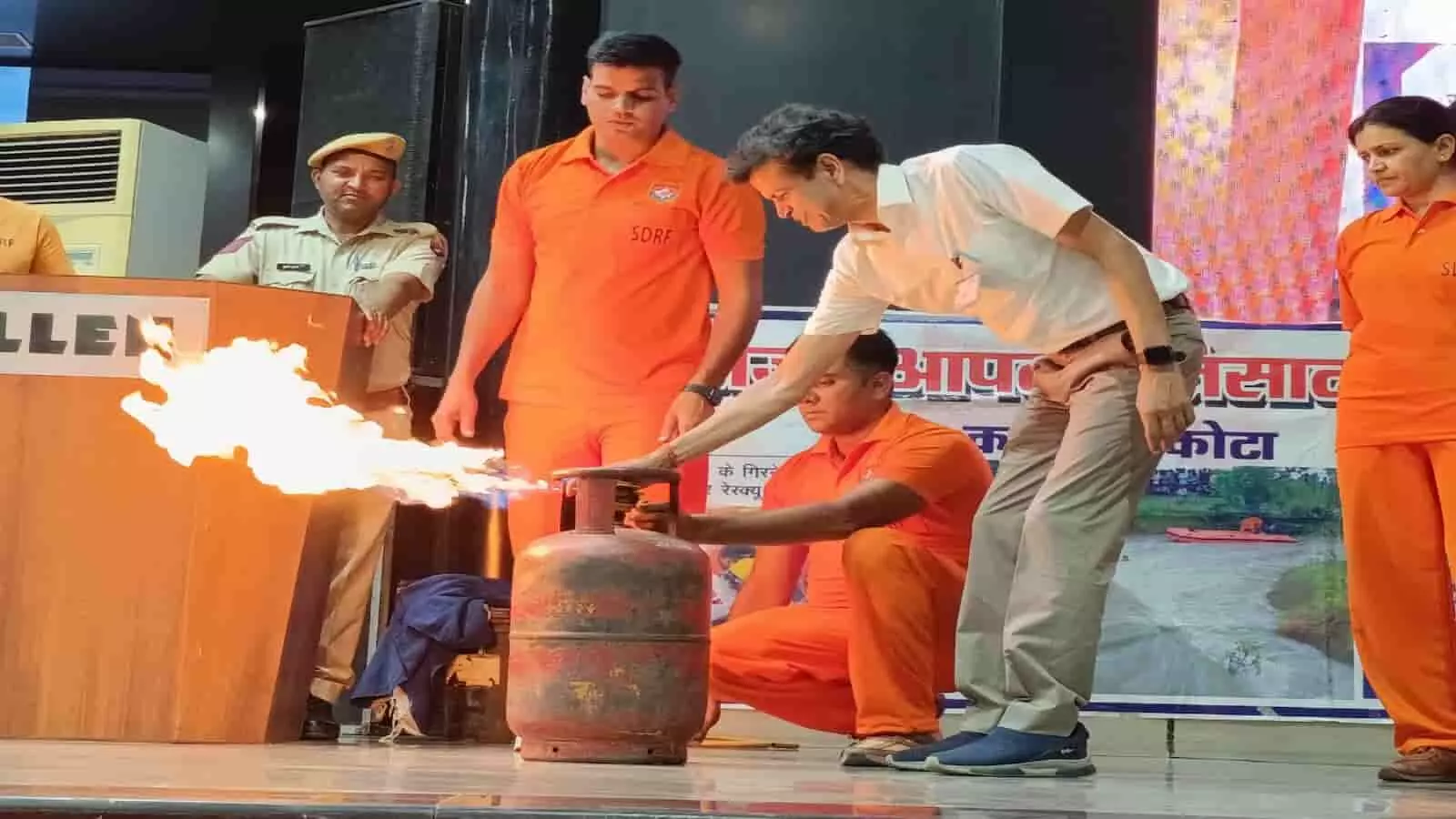 कोटा एलन संस्थान के सभागार में एलपीजी गैस सिलेंडर की आग बुझाते एसडीआरएफ के जवान और प्रशिक्षण लेते स्टाफ सदस्य। कोटा एलन संस्थान के सभागार में एलपीजी गैस सिलेंडर की आग बुझाते एसडीआरएफ के जवान और प्रशिक्षण लेते स्टाफ सदस्य।