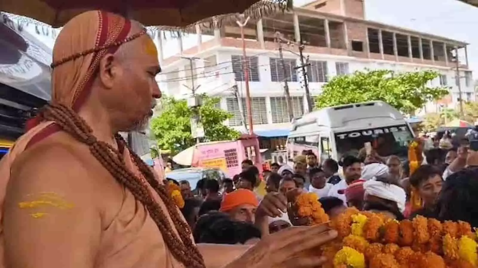 प्रयागराज के हंडिया में गो रक्षार्थ धर्मयुद्ध यात्रा के दौरान श्रद्धालुओं के बीच खड़े शंकराचार्य स्वामी अविमुक्तेश्वरानंद सरस्वती। प्रयागराज के हंडिया में गो रक्षार्थ धर्मयुद्ध यात्रा के दौरान श्रद्धालुओं के बीच खड़े शंकराचार्य स्वामी अविमुक्तेश्वरानंद सरस्वती।