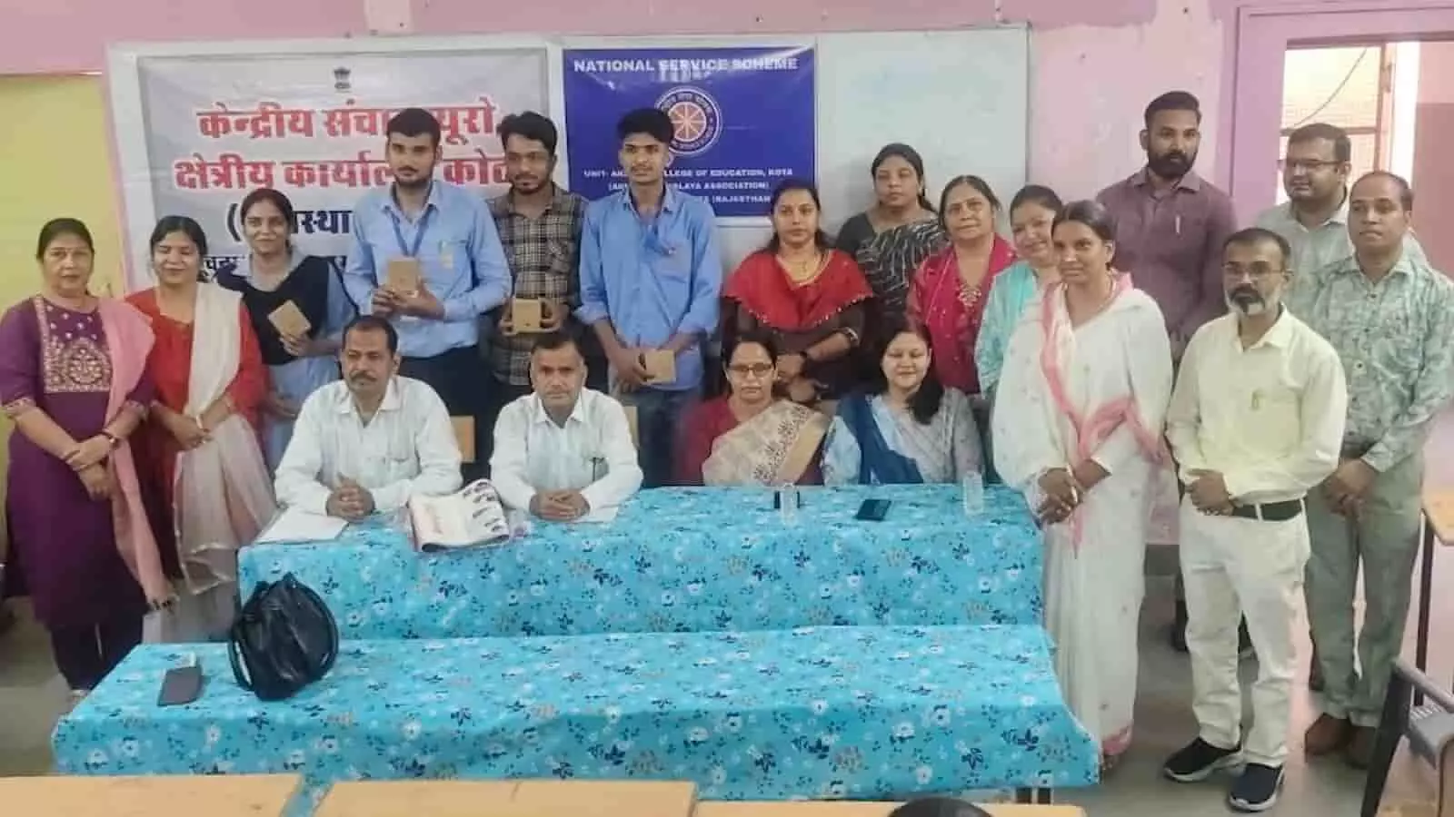 अकलंक कॉलेज कोटा में जैव विविधता दिवस प्रश्नोत्तरी कार्यक्रम के दौरान मंच पर उपस्थित अतिथि और कॉलेज स्टाफ सदस्य। अकलंक कॉलेज कोटा में जैव विविधता दिवस प्रश्नोत्तरी कार्यक्रम के दौरान मंच पर उपस्थित अतिथि और कॉलेज स्टाफ सदस्य।