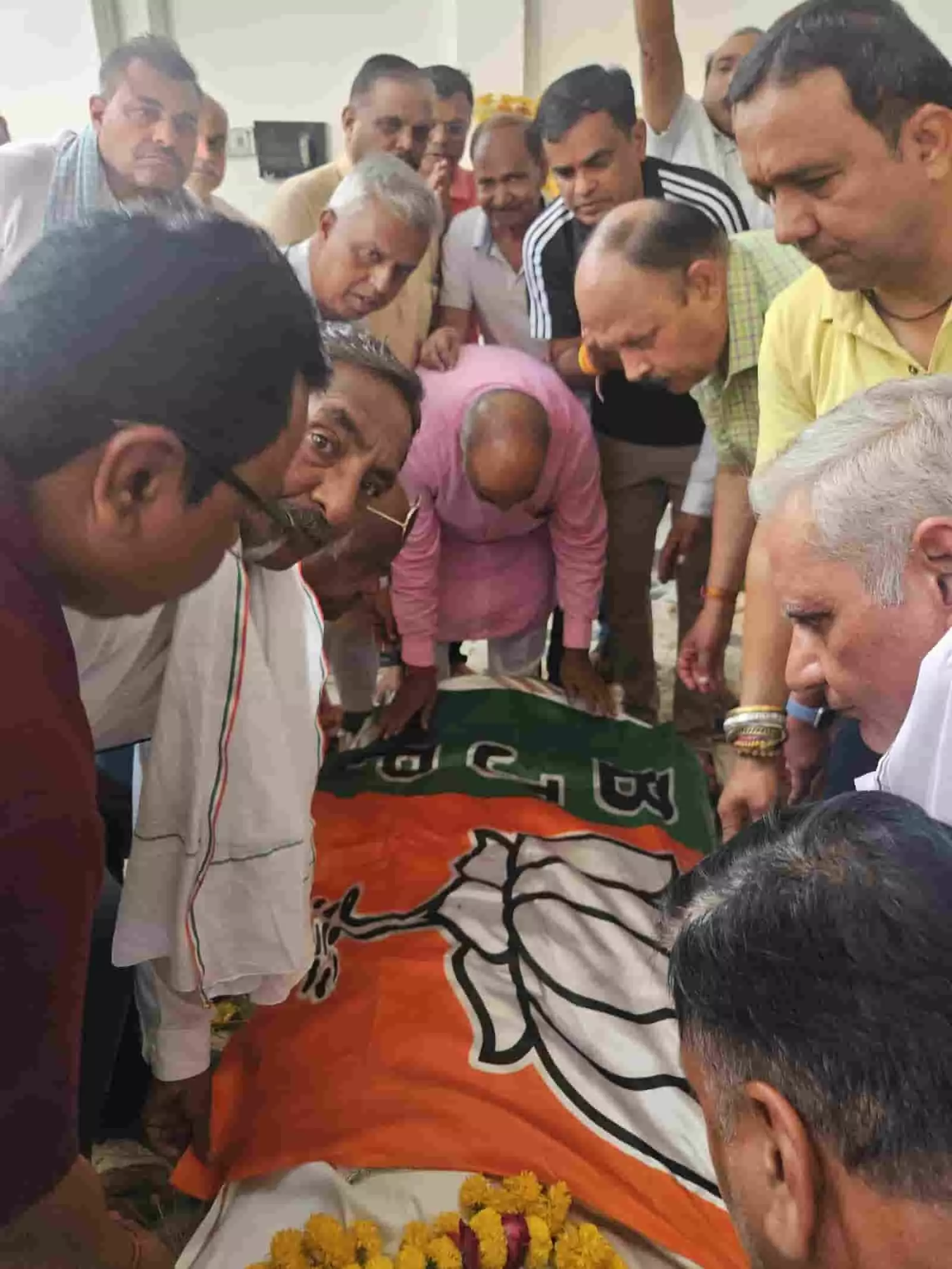 भाजपा पदाधिकारी नवलकिशोर शर्मा के पार्थिव शरीर पर ध्वज अर्पित कर श्रद्धांजलि दे रहे हैं। भाजपा पदाधिकारी नवलकिशोर शर्मा के पार्थिव शरीर पर ध्वज अर्पित कर श्रद्धांजलि दे रहे हैं।
