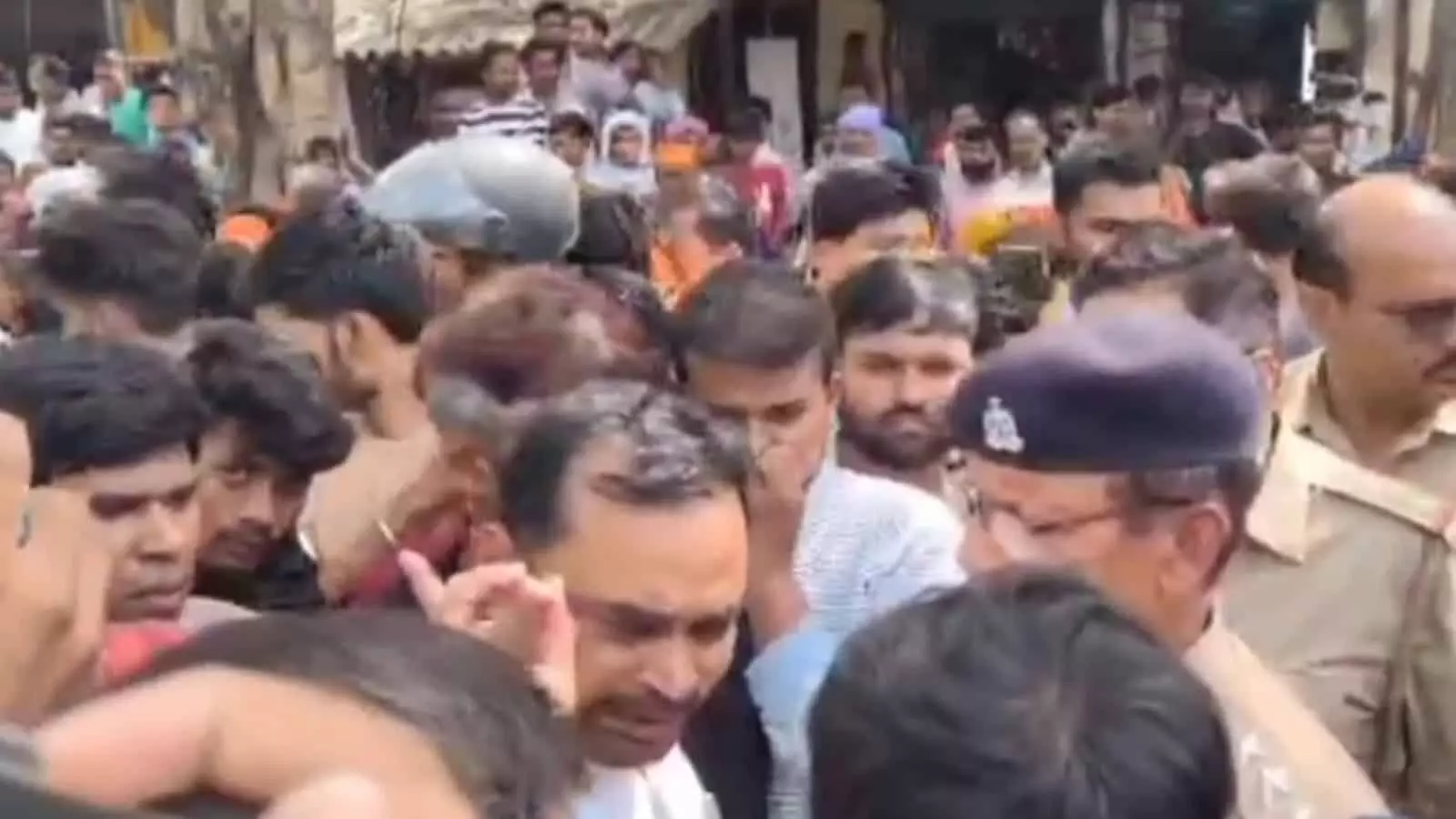 प्रयागराज में लाइनमैन की मौत के बाद सड़क जाम प्रदर्शन के दौरान इकट्ठा हुए पुलिसकर्मी और स्थानीय लोग। प्रयागराज में लाइनमैन की मौत के बाद सड़क जाम प्रदर्शन के दौरान इकट्ठा हुए पुलिसकर्मी और स्थानीय लोग।