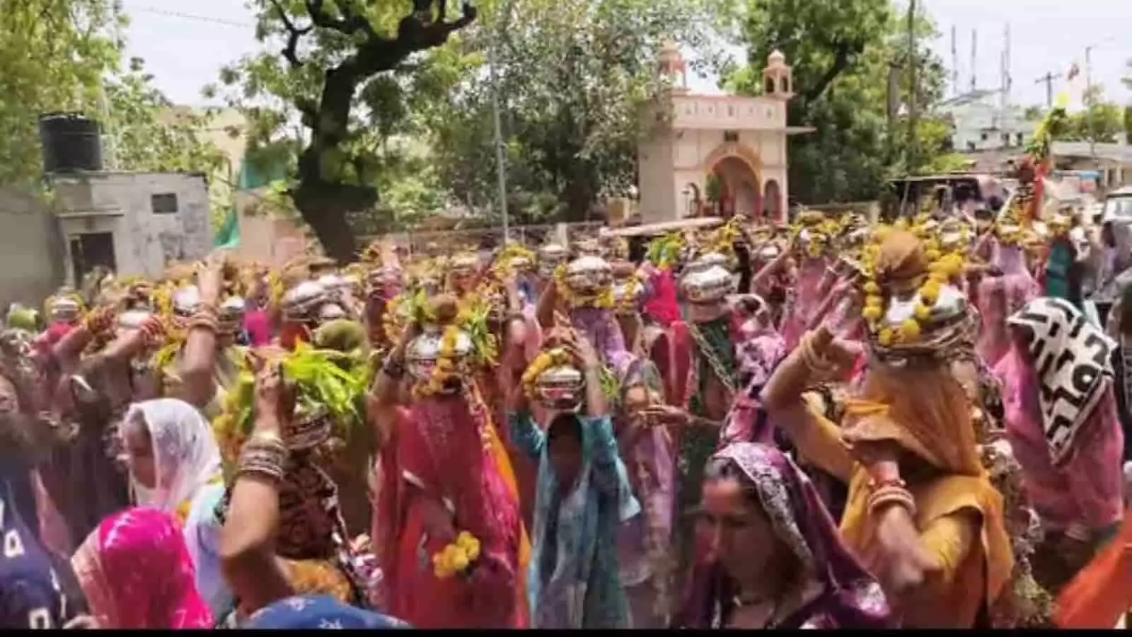 माण्डकलां नगरफोर्ट में सिर पर पीतल के कलश रखे पारंपरिक पोशाक में धार्मिक जुलूस निकालतीं महिलाएं। माण्डकलां नगरफोर्ट में सिर पर पीतल के कलश रखे पारंपरिक पोशाक में धार्मिक जुलूस निकालतीं महिलाएं।