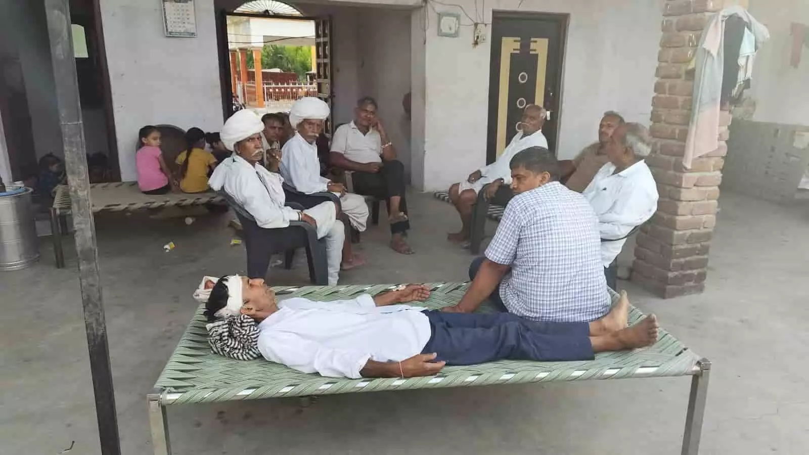 फतहनगर के लदानी गांव में लूट की घटना के बाद घायल गृहस्वामी और स्थानीय ग्रामीण।
