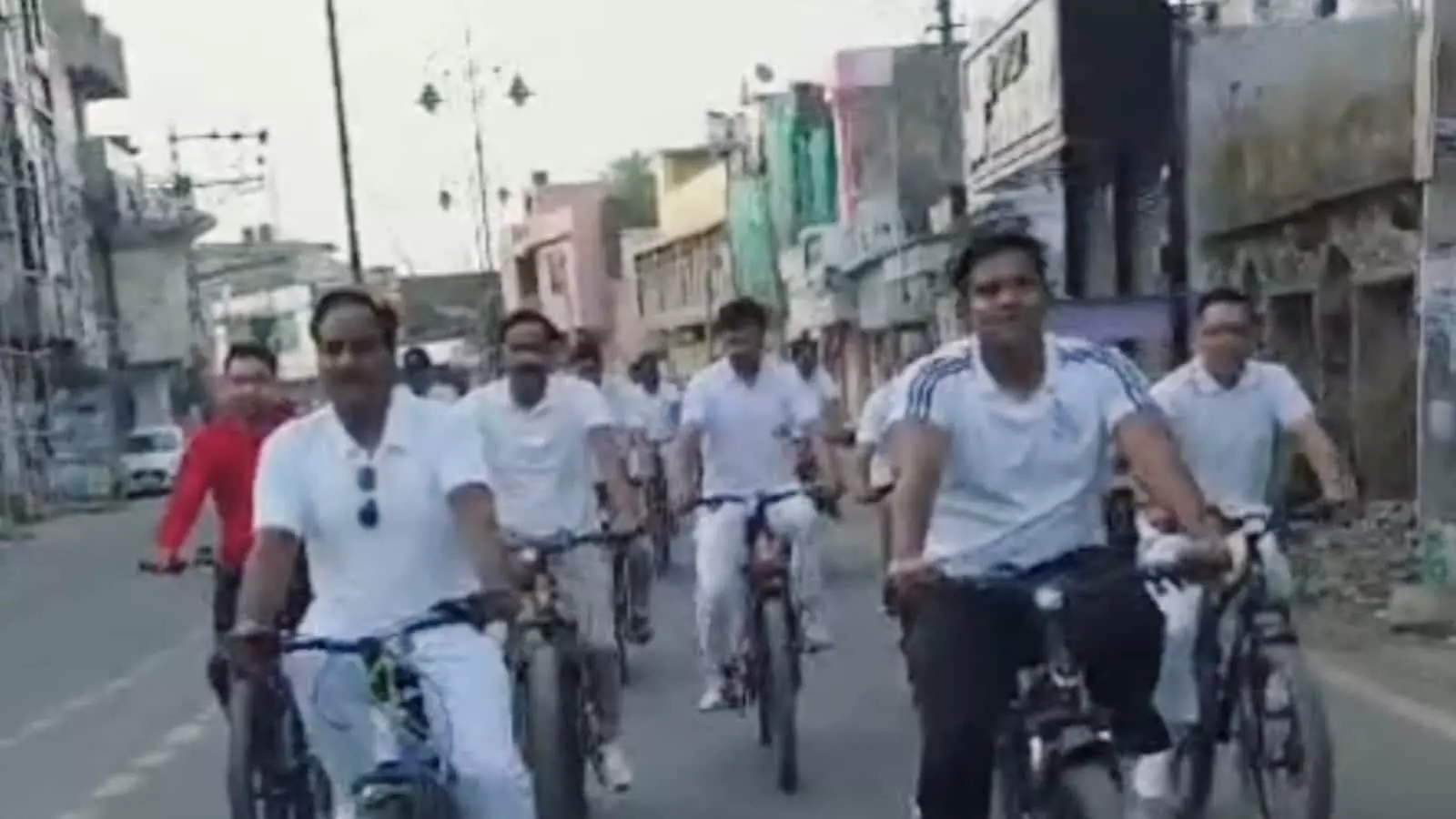 सड़क पर साइकिल रैली निकालते हुए पुलिस अधीक्षक अभिषेक अंदासु और पुलिस के जवान। सड़क पर साइकिल रैली निकालते हुए पुलिस अधीक्षक अभिषेक अंदासु और पुलिस के जवान।