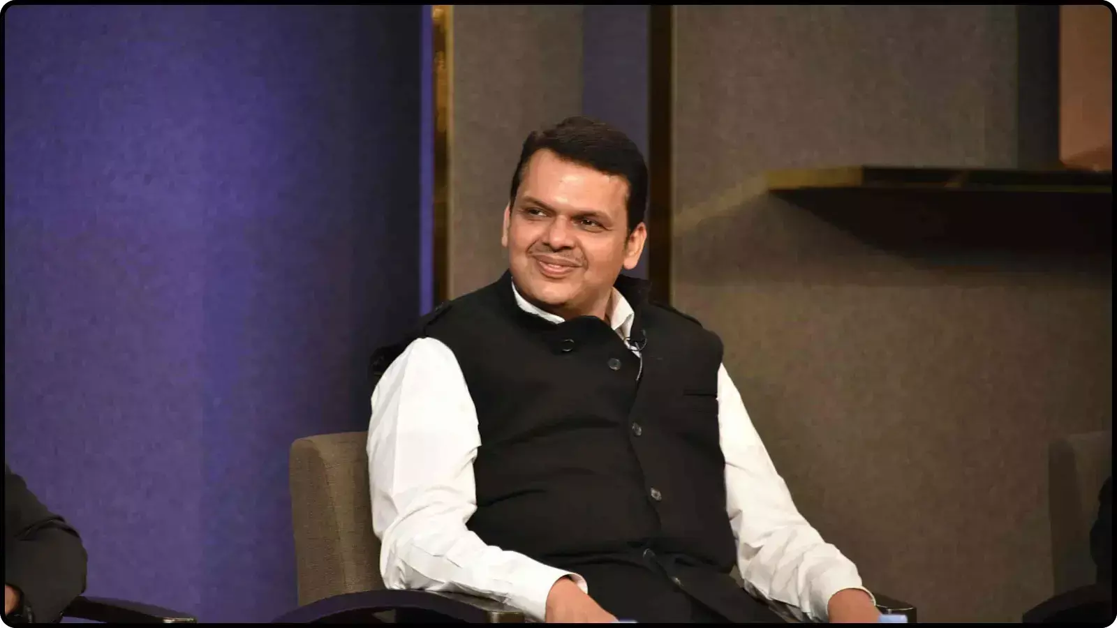 एक इनडोर कार्यक्रम में कुर्सी पर बैठकर मुस्कुराते हुए महाराष्ट्र के मुख्यमंत्री देवेंद्र फडणवीस। एक इनडोर कार्यक्रम में कुर्सी पर बैठकर मुस्कुराते हुए महाराष्ट्र के मुख्यमंत्री देवेंद्र फडणवीस।