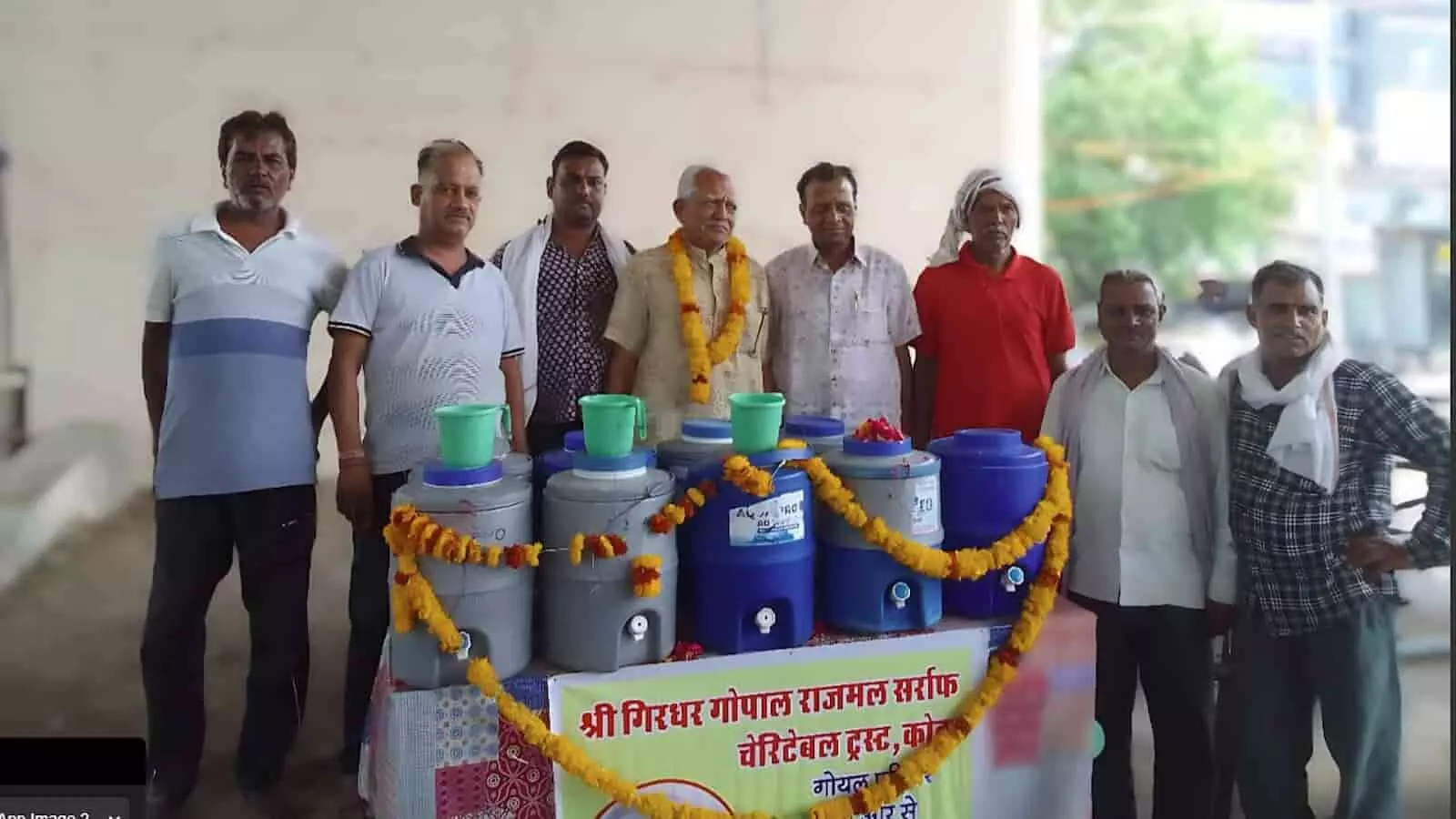 कोटा के कॉमर्स कॉलेज चौराहे पर बैनर और वाटर डिस्पेंसर के पीछे खड़े ट्रस्ट पदाधिकारी प्याऊ उद्घाटन के दौरान। कोटा के कॉमर्स कॉलेज चौराहे पर बैनर और वाटर डिस्पेंसर के पीछे खड़े ट्रस्ट पदाधिकारी प्याऊ उद्घाटन के दौरान।