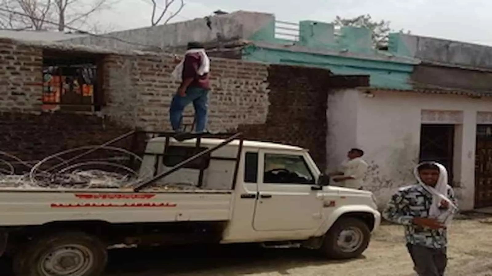 बारां के छबड़ा में मकान पर चढ़कर अवैध बिजली कनेक्शन काटते हुए विद्युत कर्मचारी और पुलिस। बारां के छबड़ा में मकान पर चढ़कर अवैध बिजली कनेक्शन काटते हुए विद्युत कर्मचारी और पुलिस।