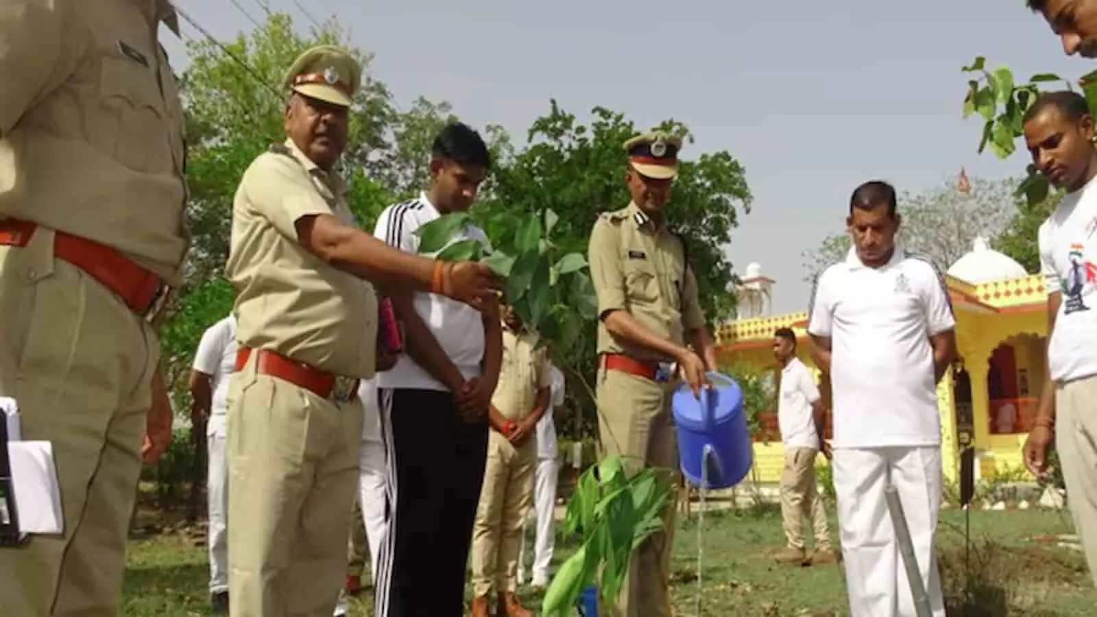 बारां पुलिस लाइन में कोटा रेंज आईजी हरेंद्र कुमार और एसपी अभिषेक अंदासु पौधारोपण करते हुए। बारां पुलिस लाइन में कोटा रेंज आईजी हरेंद्र कुमार और एसपी अभिषेक अंदासु पौधारोपण करते हुए।