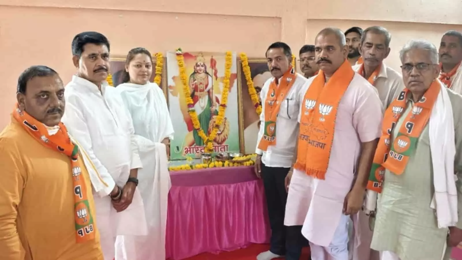 बारां के भारत माता कॉलेज में आयोजित भाजपा प्रशिक्षण शिविर में भारत माता के चित्र के पास खड़े पार्टी पदाधिकारी। बारां के भारत माता कॉलेज में आयोजित भाजपा प्रशिक्षण शिविर में भारत माता के चित्र के पास खड़े पार्टी पदाधिकारी।