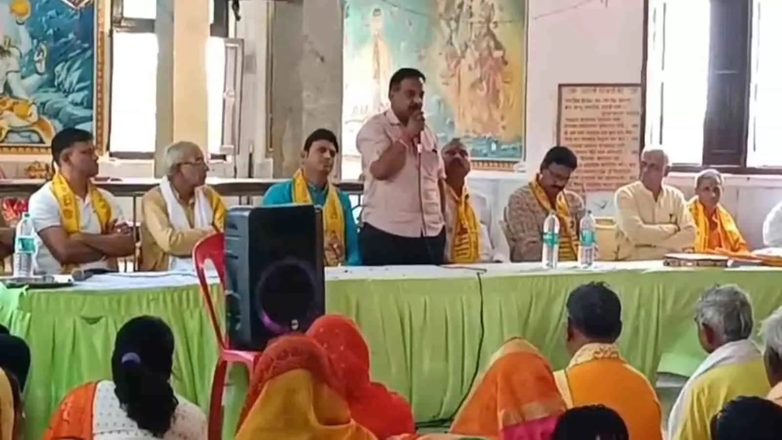 गायत्री प्रज्ञा पीठ ज्योतिपुंज बारां में बैठक के दौरान मंच से संबोधित करते हुए प्रतिनिधि और सामने बैठे लोग। गायत्री प्रज्ञा पीठ ज्योतिपुंज बारां में बैठक के दौरान मंच से संबोधित करते हुए प्रतिनिधि और सामने बैठे लोग।