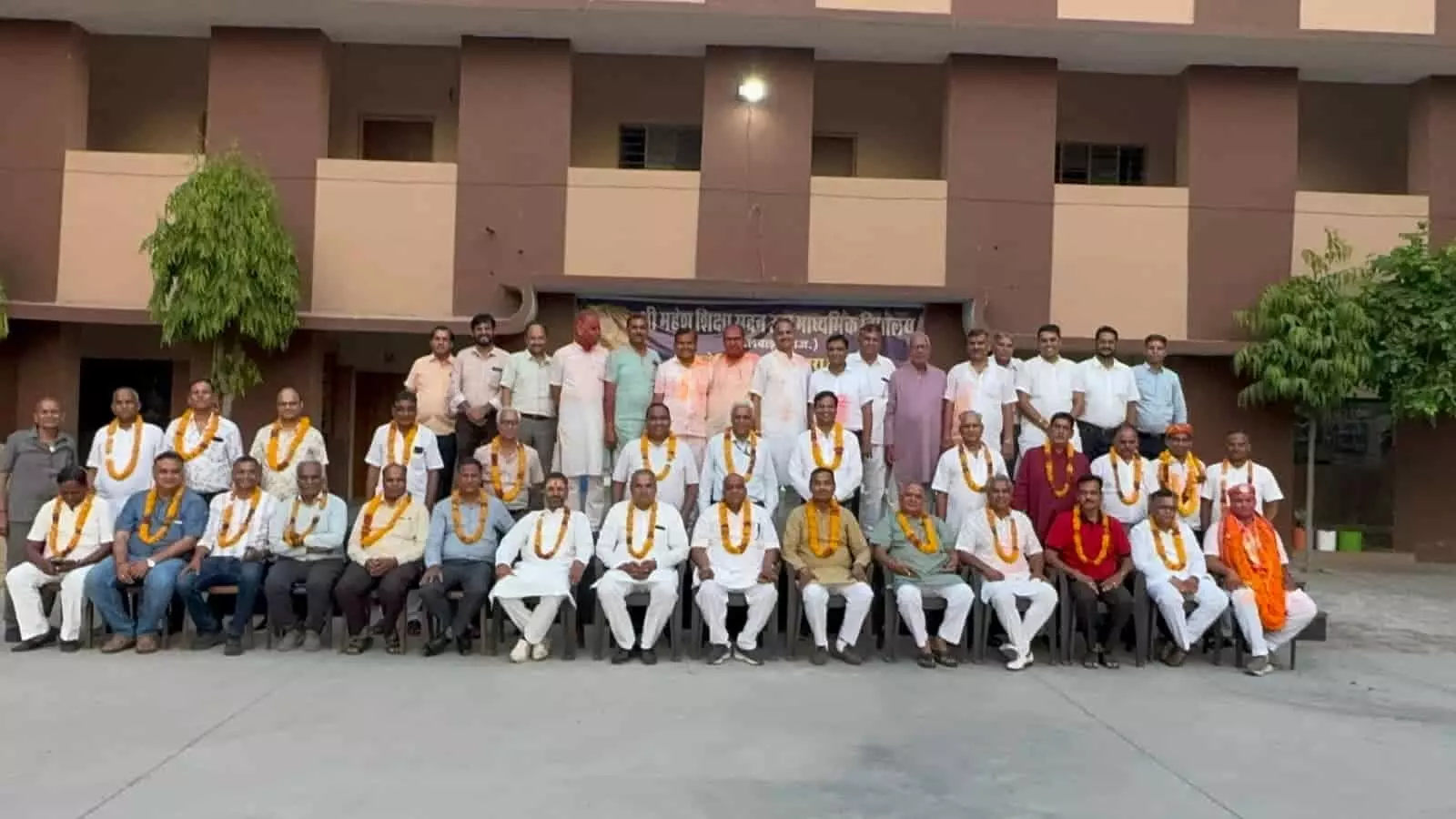 भीलवाड़ा के स्कूल परिसर में बैठे नवनिर्वाचित माहेश्वरी सभा पदाधिकारी और चुनाव अधिकारी भीलवाड़ा के स्कूल परिसर में बैठे नवनिर्वाचित माहेश्वरी सभा पदाधिकारी और चुनाव अधिकारी