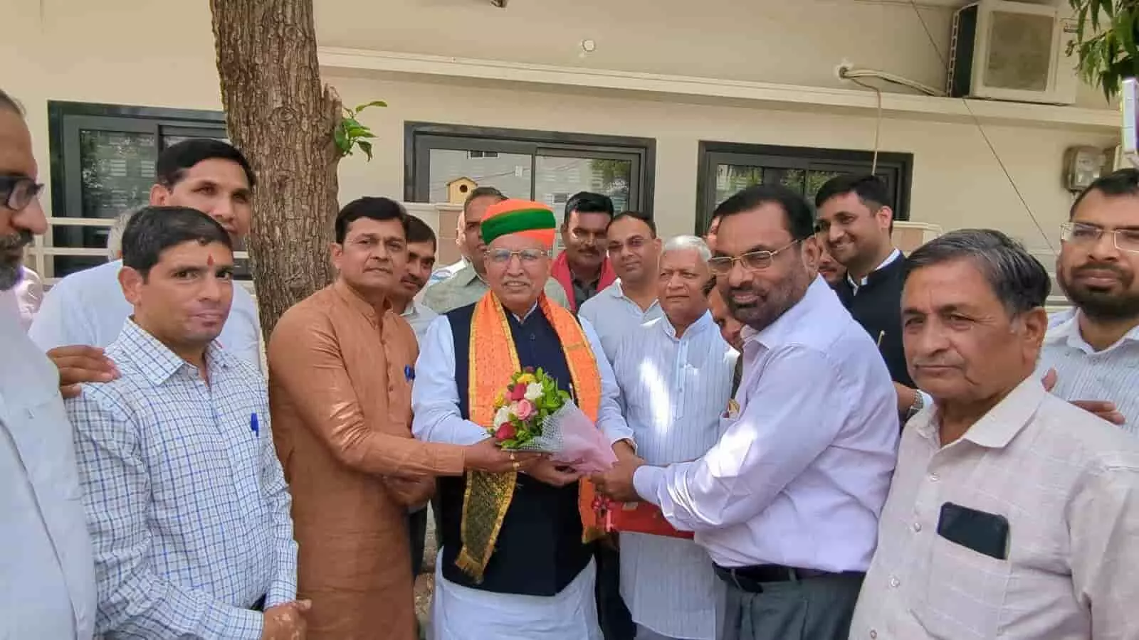 भीलवाड़ा सांसद आवास पर केंद्रीय मंत्री अर्जुनराम मेघवाल को ज्ञापन सौंपते हुए अधिवक्ताओं का समूह। भीलवाड़ा सांसद आवास पर केंद्रीय मंत्री अर्जुनराम मेघवाल को ज्ञापन सौंपते हुए अधिवक्ताओं का समूह।