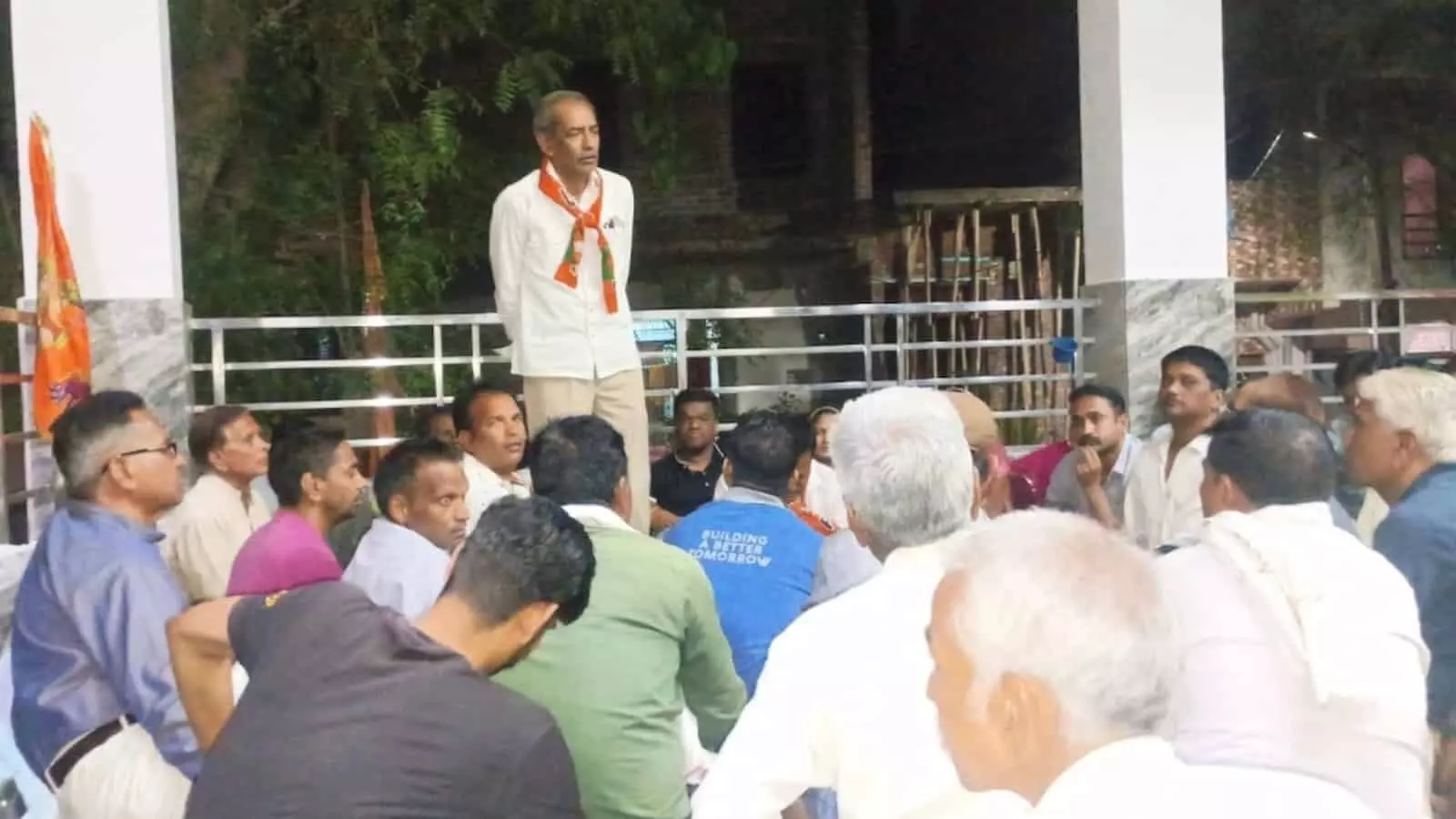 बारां के महादेव मंदिर परिसर में बैठक के दौरान कार्यकर्ताओं को संबोधित करते विधायक राधेश्याम बैरवा और बैठे हुए भाजपा पदाधिकारी।