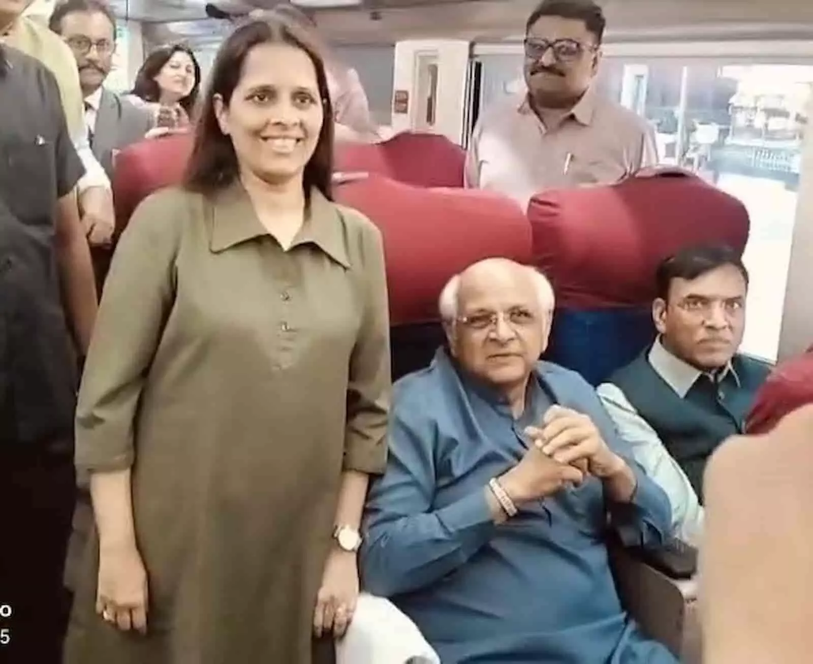 वंदे भारत ट्रेन में मुख्यमंत्री भूपेन्द्रभाई पटेल और केंद्रीय मंत्री डॉ. मनसुख मांडविया यात्रा करते हुए। वंदे भारत ट्रेन में मुख्यमंत्री भूपेन्द्रभाई पटेल और केंद्रीय मंत्री डॉ. मनसुख मांडविया यात्रा करते हुए।