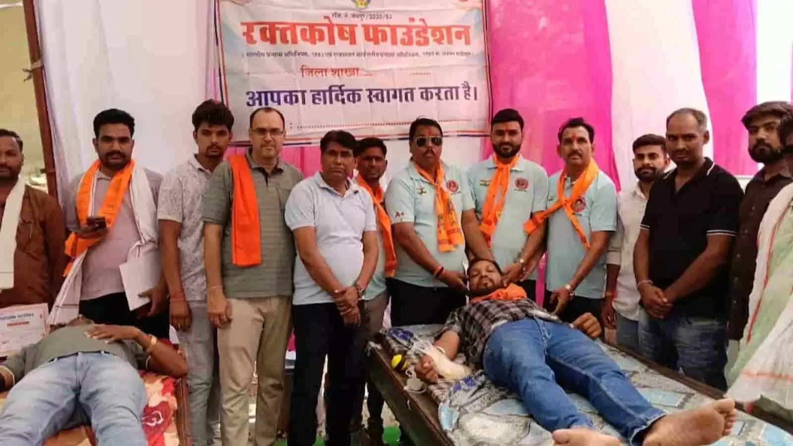 बारां ब्लड बैंक में रक्तकोष फाउंडेशन द्वारा आयोजित शिविर में पलंग पर लेटे हुए युवक के रक्तदान करने का दृश्य।