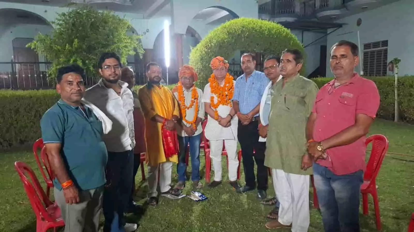गोविंद वाटिका धौलपुर में भगवान परशुराम शोभायात्रा समिति की बैठक के दौरान हरी निवास प्रधान का स्वागत करते पदाधिकारी गोविंद वाटिका धौलपुर में भगवान परशुराम शोभायात्रा समिति की बैठक के दौरान हरी निवास प्रधान का स्वागत करते पदाधिकारी