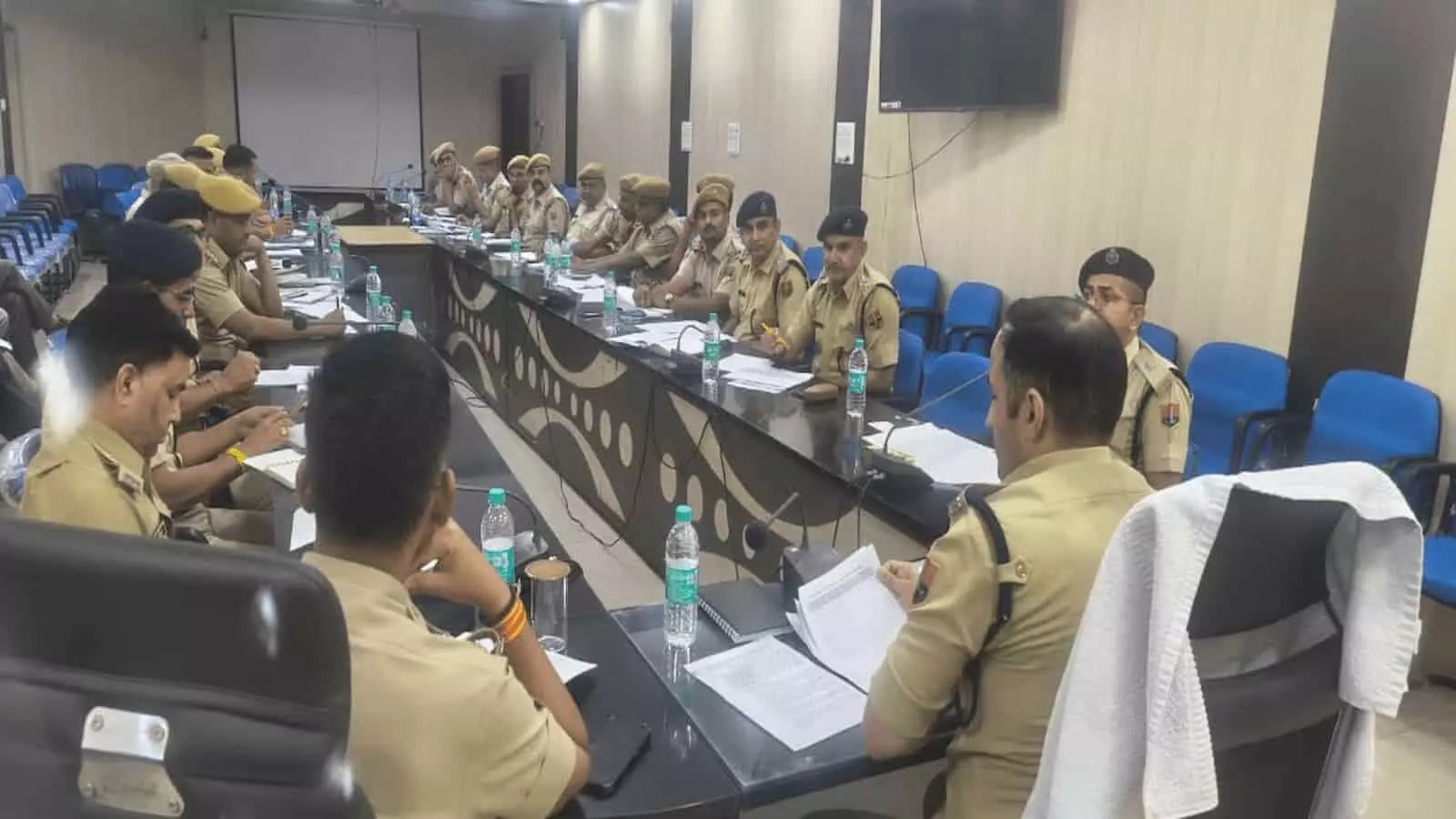 धौलपुर कलेक्ट्रेट सभागार में पुलिस अधिकारियों की बैठक लेकर दिशा-निर्देश देते एसपी विकास सांगवान। धौलपुर कलेक्ट्रेट सभागार में पुलिस अधिकारियों की बैठक लेकर दिशा-निर्देश देते एसपी विकास सांगवान।