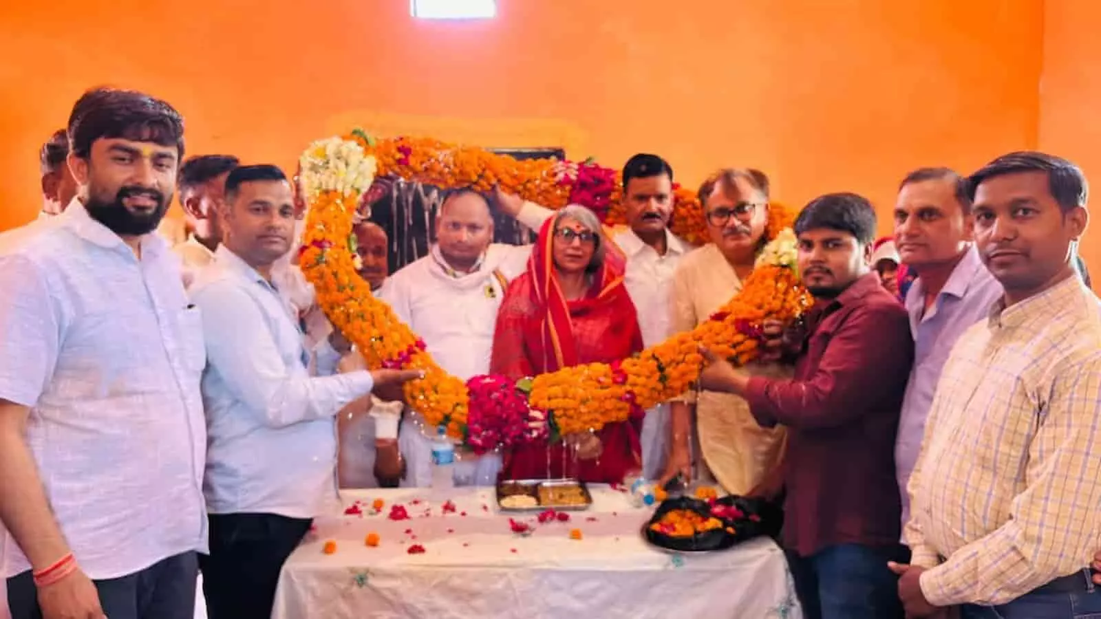 देवदासपुरा धौलपुर में भव्य फूलों की माला पहनकर स्वागत स्वीकार करतीं भाजपा नेत्री नीरजा शर्मा और स्थानीय देवदासपुरा धौलपुर में भव्य फूलों की माला पहनकर स्वागत स्वीकार करतीं भाजपा नेत्री नीरजा शर्मा और स्थानीय