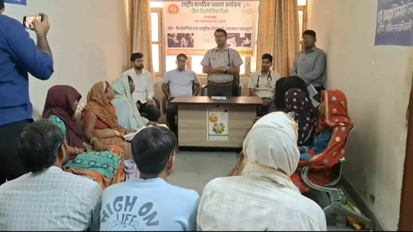 करौली के अस्पताल में विश्व सिज़ोफ्रेनिया दिवस कार्यक्रम के दौरान डॉक्टरों से परामर्श लेते हुए मरीज और उनके परिजन। करौली के अस्पताल में विश्व सिज़ोफ्रेनिया दिवस कार्यक्रम के दौरान डॉक्टरों से परामर्श लेते हुए मरीज और उनके परिजन।