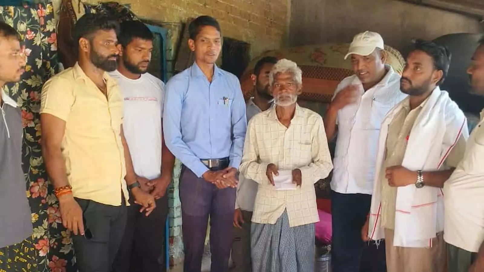 सहपाठी मित्र मंडल के सदस्य ढ़ोरहा गांव में सड़क दुर्घटना पीड़ित परिवार को सहायता देते हुए। सहपाठी मित्र मंडल के सदस्य ढ़ोरहा गांव में सड़क दुर्घटना पीड़ित परिवार को सहायता देते हुए।