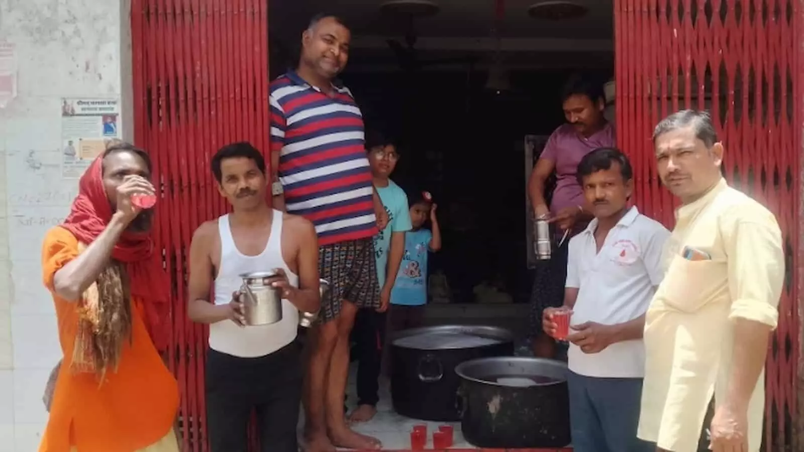 भुसावर के हनुमान मंदिर परिसर में राहगीरों को ठंडा शरबत पिलाते सेवादार भुसावर के हनुमान मंदिर परिसर में राहगीरों को ठंडा शरबत पिलाते सेवादार