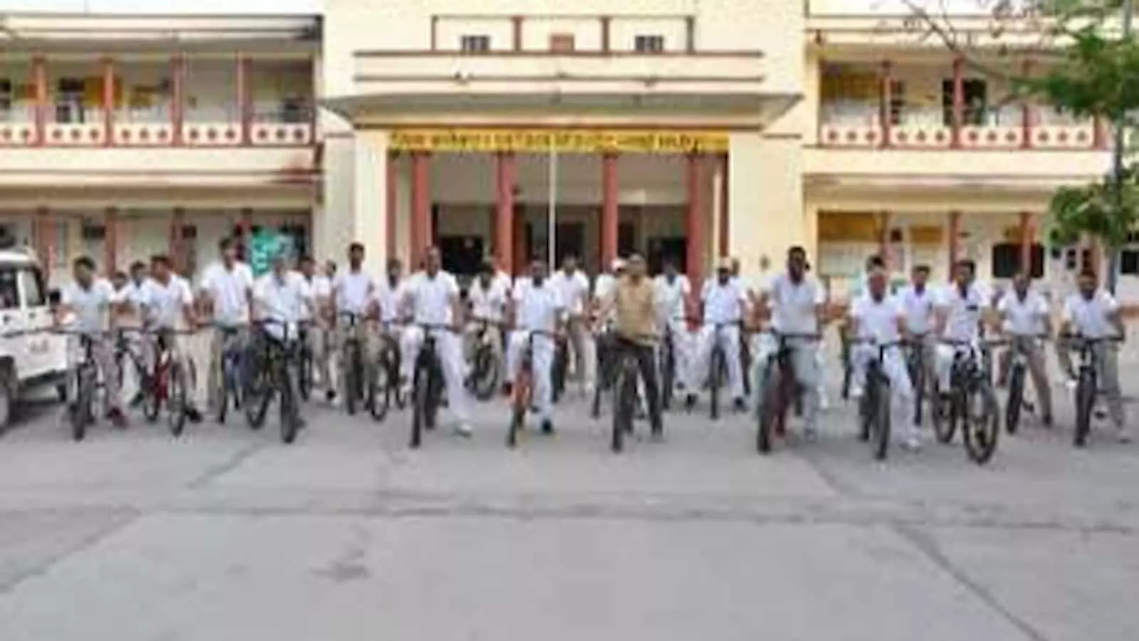 सवाई माधोपुर में साइकिल रैली के लिए कतार में खड़े पुलिसकर्मी पुलिस लाइन भवन के सामने दिख रहे हैं। सवाई माधोपुर में साइकिल रैली के लिए कतार में खड़े पुलिसकर्मी पुलिस लाइन भवन के सामने दिख रहे हैं।