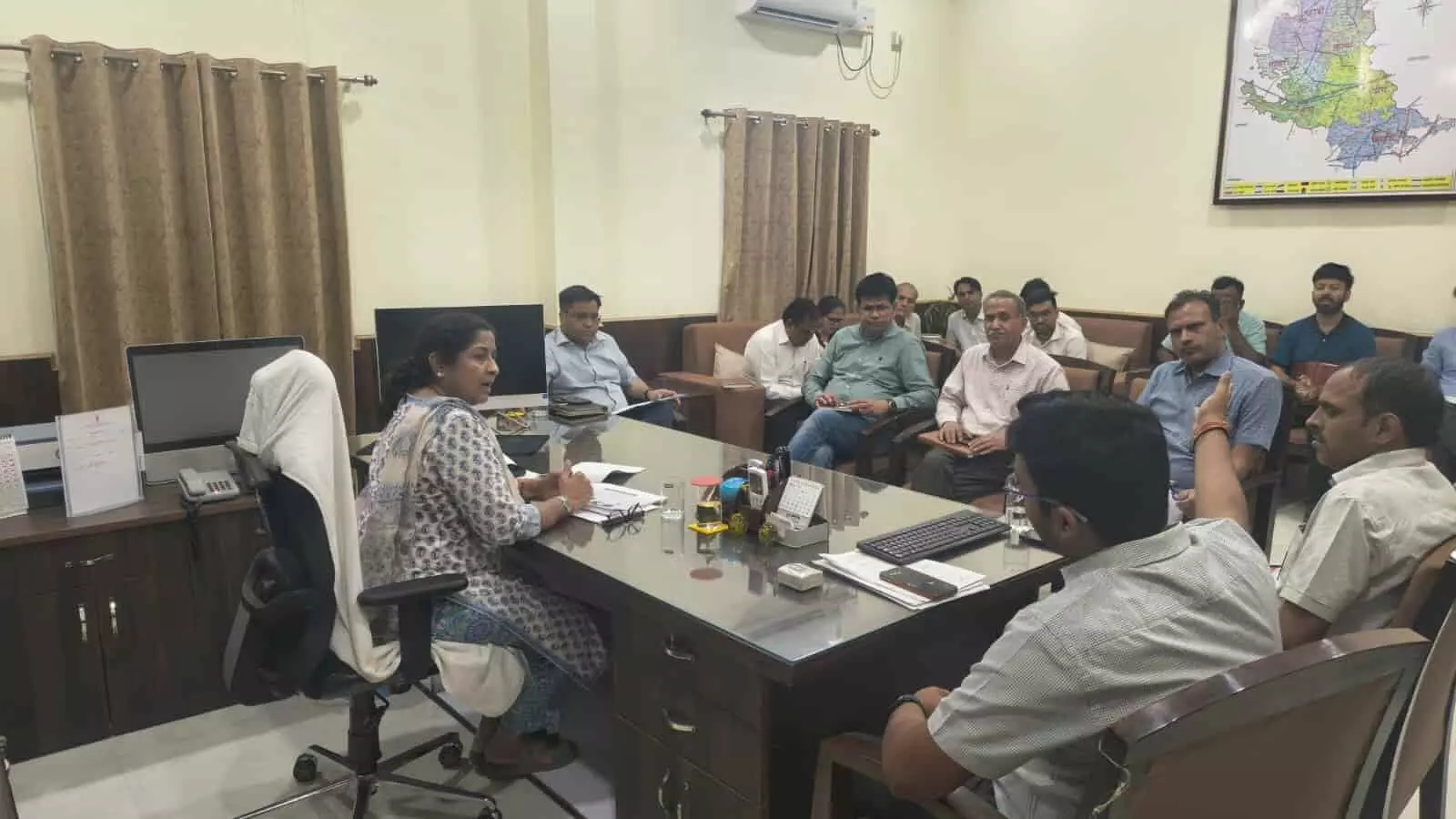 डीग कलेक्ट्रेट सभागार में अधिकारियों के साथ बैठक करतीं प्रभारी सचिव नलिनी कठोतिया। डीग कलेक्ट्रेट सभागार में अधिकारियों के साथ बैठक करतीं प्रभारी सचिव नलिनी कठोतिया।