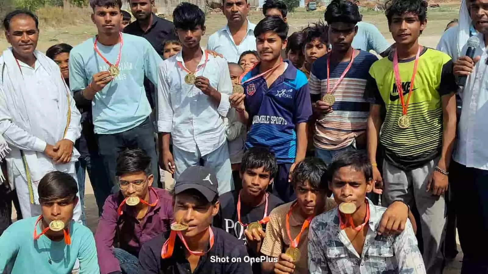 भरतपुर के खेड़ा ठाकुर में क्रिकेट मैच जीतने के बाद गले में गोल्ड मेडल पहने हुए युवा खिलाड़ी भरतपुर के खेड़ा ठाकुर में क्रिकेट मैच जीतने के बाद गले में गोल्ड मेडल पहने हुए युवा खिलाड़ी