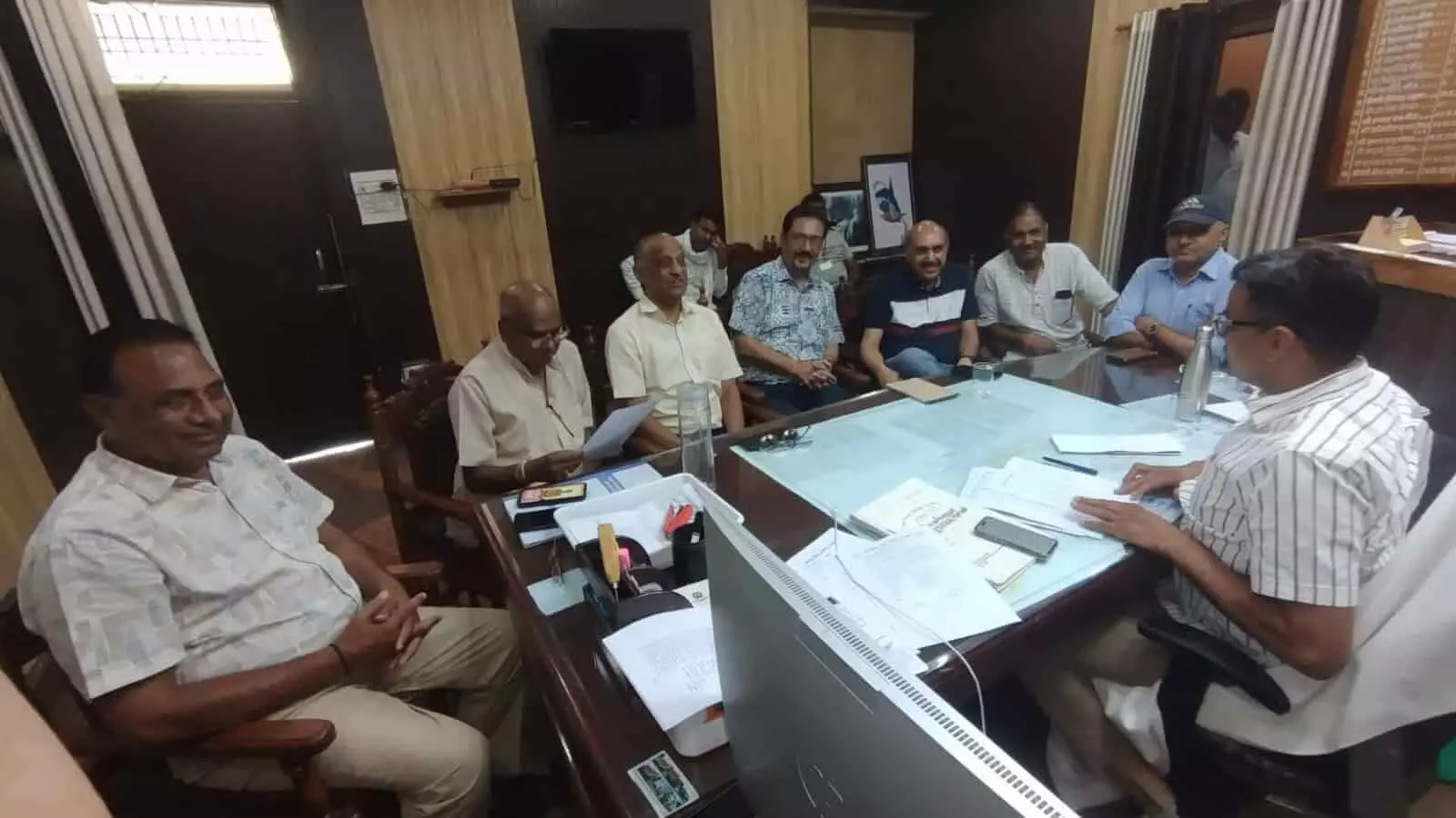 भरतपुर नगर निगम कार्यालय के भीतर बैठक की मेज पर बैठकर अधिकारी और व्यापार महासंघ के प्रतिनिधि लिखित सहमति पत्र पर चर्चा करते हुए। भरतपुर नगर निगम कार्यालय के भीतर बैठक की मेज पर बैठकर अधिकारी और व्यापार महासंघ के प्रतिनिधि लिखित सहमति पत्र पर चर्चा करते हुए।