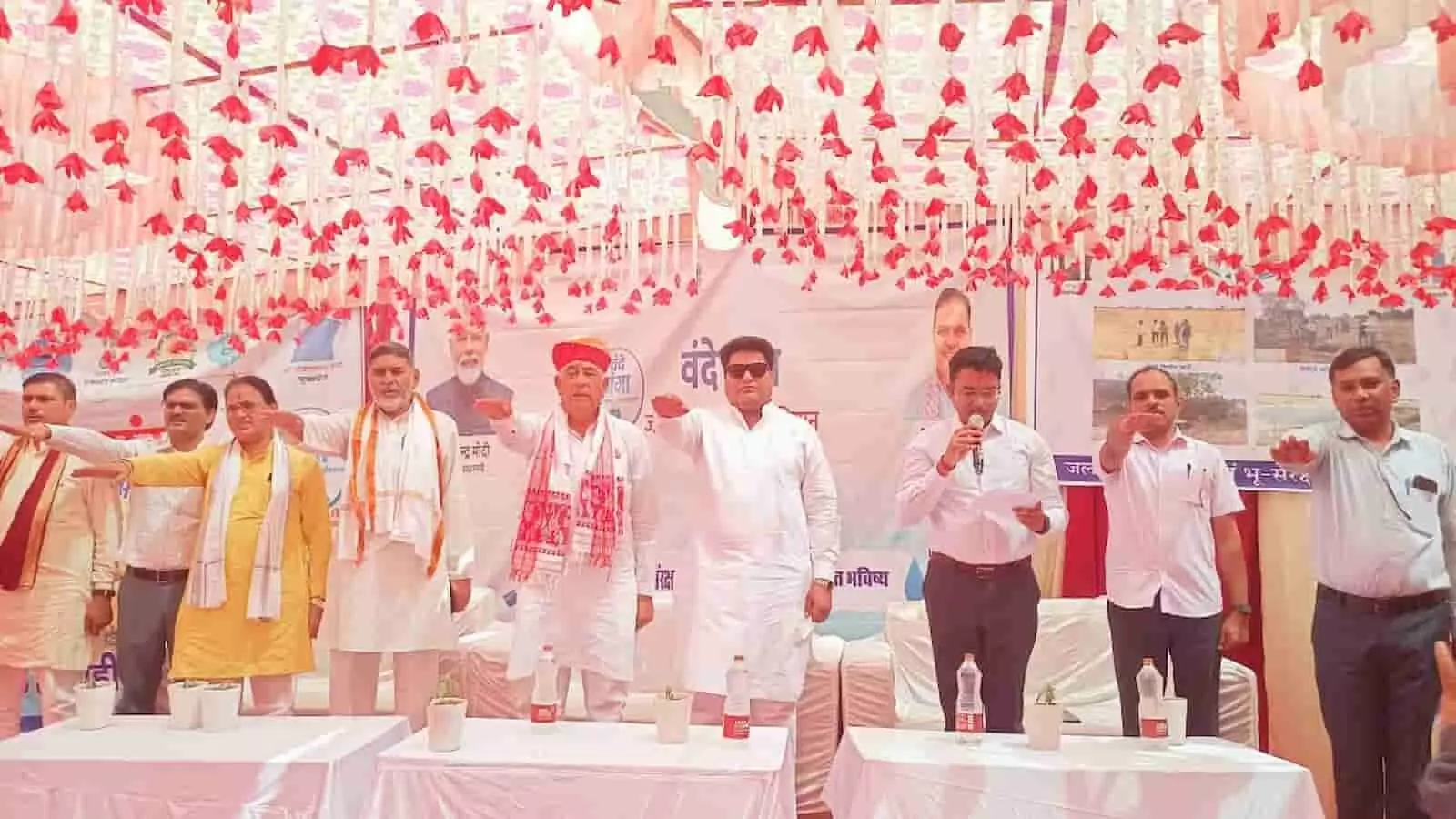 डीग के लाला वाला कुंडा परिसर में मंच पर हाथ आगे बढ़ाकर जल संरक्षण की शपथ लेते अधिकारी और अतिथिV डीग के लाला वाला कुंडा परिसर में मंच पर हाथ आगे बढ़ाकर जल संरक्षण की शपथ लेते अधिकारी और अतिथिV