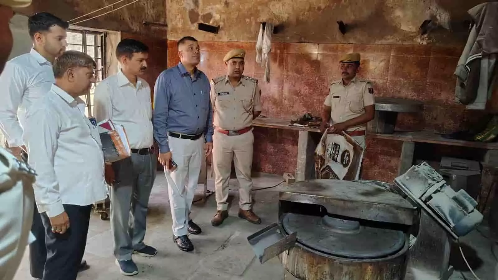 डीग जिला कारागृह के रसोईघर में भोजन पकाने की मशीन और व्यवस्थाओं का निरीक्षण करते अधिकारीगण। डीग जिला कारागृह के रसोईघर में भोजन पकाने की मशीन और व्यवस्थाओं का निरीक्षण करते अधिकारीगण।