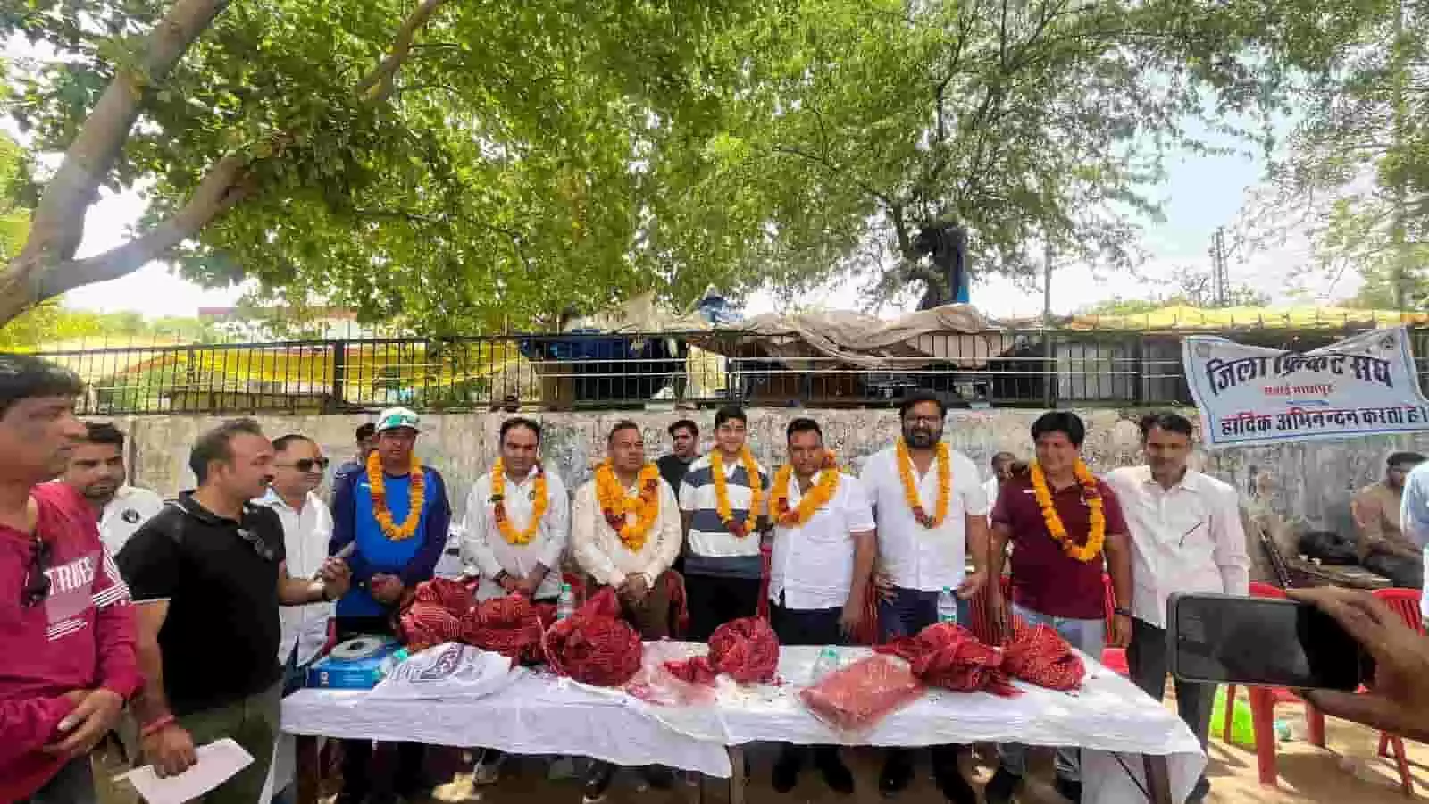 सवाई माधोपुर के इंदिरा मैदान में जिला क्रिकेट संघ के नवनियुक्त अध्यक्ष के अभिनंदन समारोह के दौरान मंच पर मौजूद अतिथि और पदाधिकारी। सवाई माधोपुर के इंदिरा मैदान में जिला क्रिकेट संघ के नवनियुक्त अध्यक्ष के अभिनंदन समारोह के दौरान मंच पर मौजूद अतिथि और पदाधिकारी।