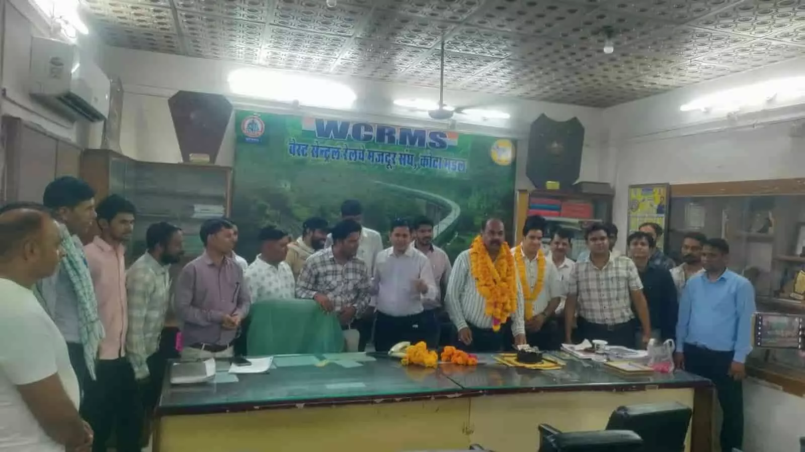 कोटा संघ कार्यालय में अब्दुल खालिक के जन्मदिन समारोह पर एकत्रित रेल कर्मचारी और सदस्य। कोटा संघ कार्यालय में अब्दुल खालिक के जन्मदिन समारोह पर एकत्रित रेल कर्मचारी और सदस्य।