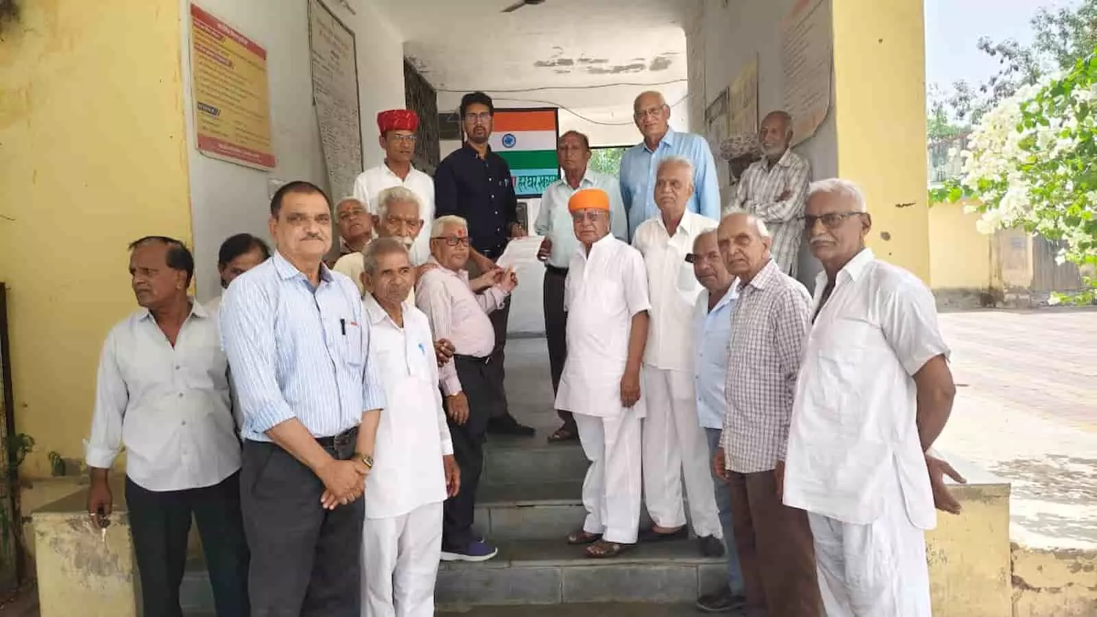आमेट उपखण्ड कार्यालय में आरजीएचएस सुविधाओं के लिए एसडीएम को ज्ञापन सौंपते हुए बुजुर्ग पेंशनर्स की तस्वीर।