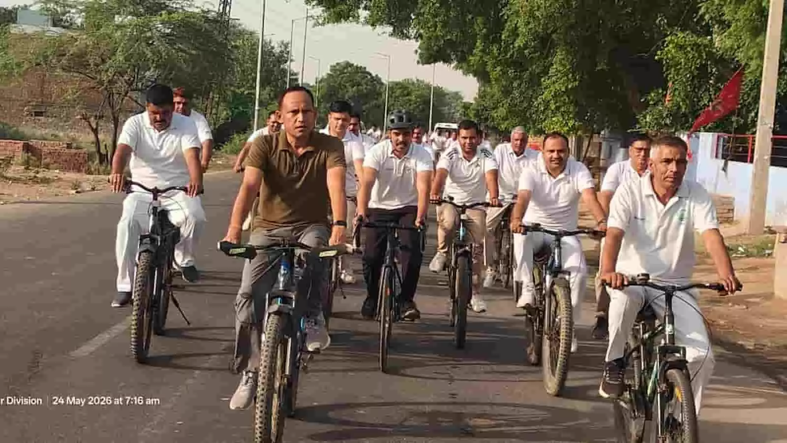 डीग में साइकिलिंग अभियान के दौरान राजस्थान पुलिस के अधिकारी और प्रतिभागी शामिल हुए। डीग में साइकिलिंग अभियान के दौरान राजस्थान पुलिस के अधिकारी और प्रतिभागी शामिल हुए।