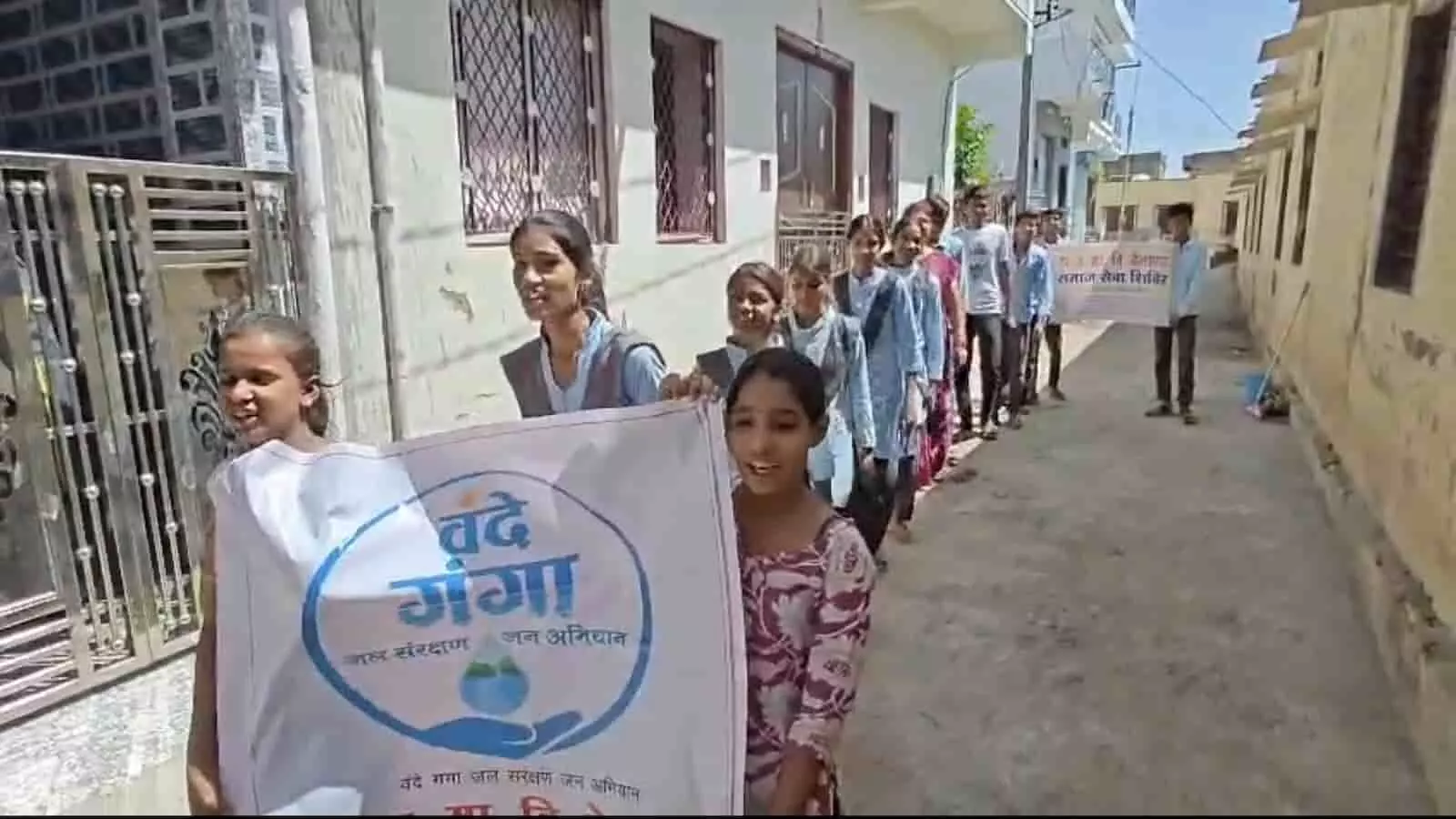 ढेलाणा के स्कूल में वंदे गंगा जल संरक्षण अभियान का बैनर थामे प्रभात फेरी निकालते छात्र-छात्राएं। ढेलाणा के स्कूल में वंदे गंगा जल संरक्षण अभियान का बैनर थामे प्रभात फेरी निकालते छात्र-छात्राएं।