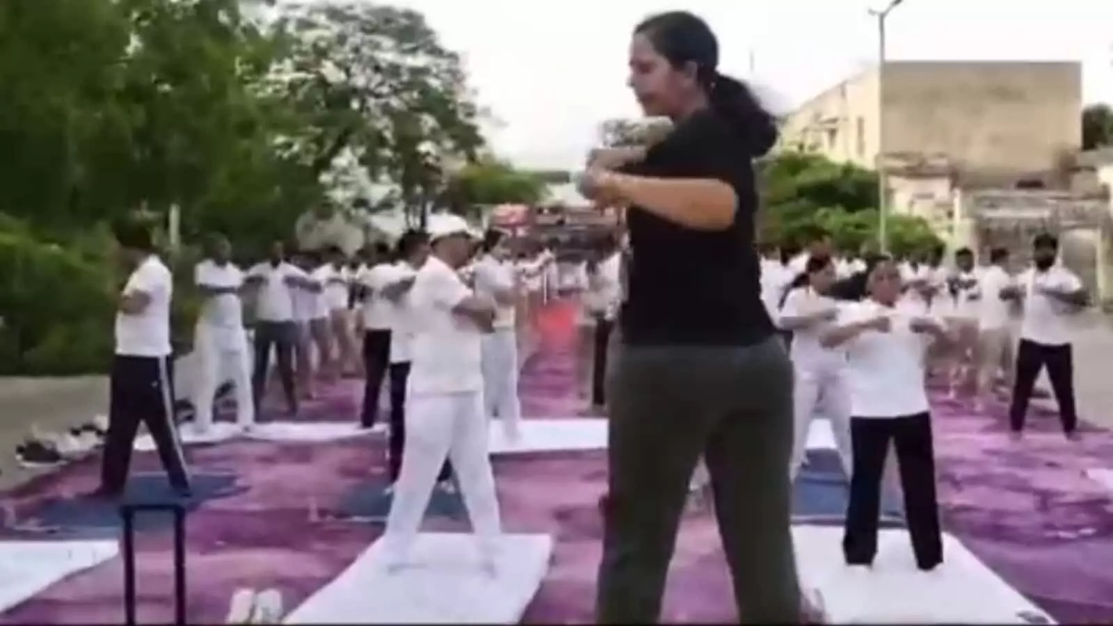 ब्यावर पुलिस द्वारा फिट इंडिया अभियान के तहत आयोजित योग और साइकिल रैली का दृश्य। ब्यावर पुलिस द्वारा फिट इंडिया अभियान के तहत आयोजित योग और साइकिल रैली का दृश्य।